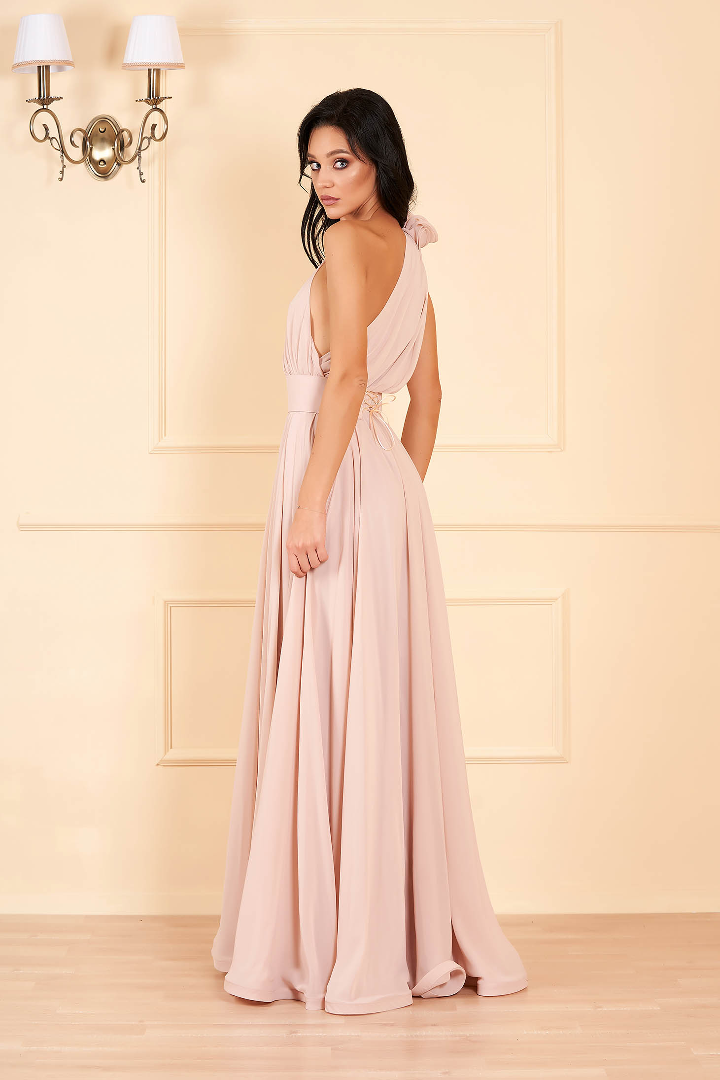 Krémszínű Ana Radu egy vállas luxus harang ruha muszlinból virágos díszekkel övvel ellátva 3 - StarShinerS.hu