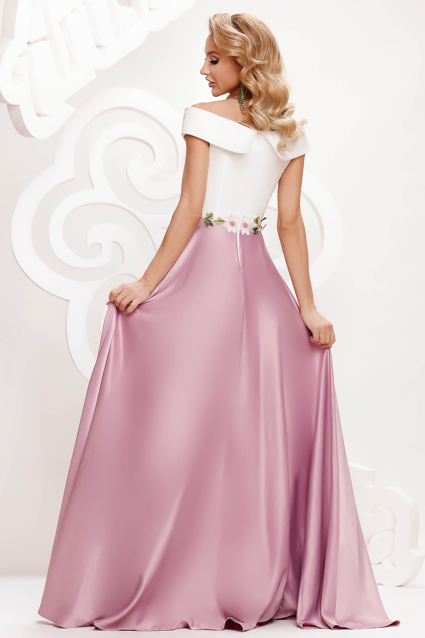 Világos rózsaszínű ruha hímzett betétekkel szatén anyagból alkalmi harang 2 - StarShinerS.hu