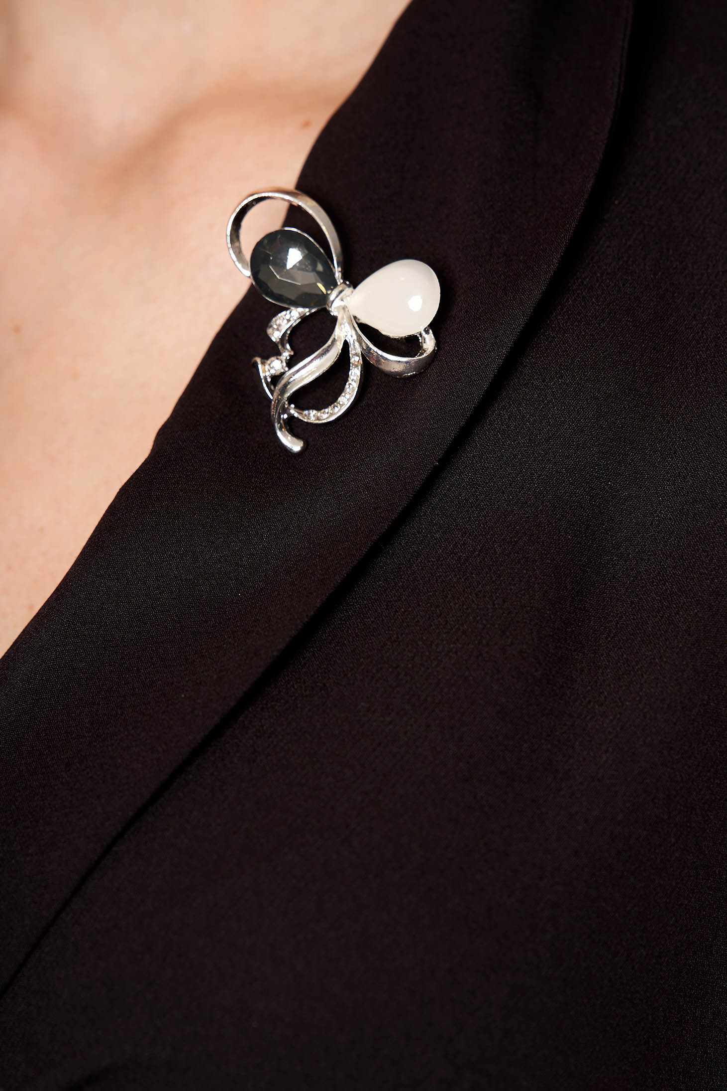 Fekete elegáns midi harang rakott, pliszírozott ruha  brossal ésl öv típusú kiegészítővel 4 - StarShinerS.hu