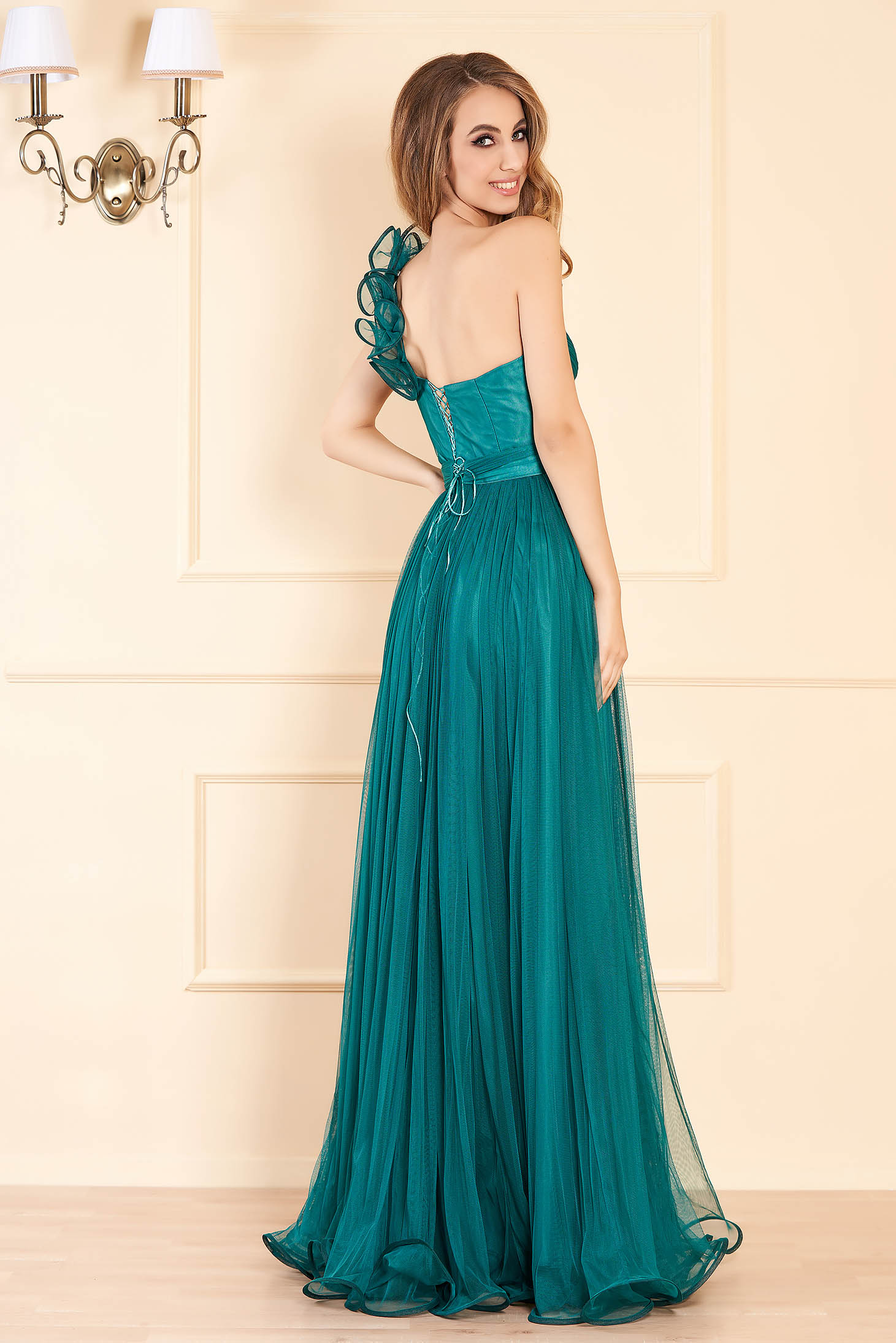 Zöld Ana Radu luxus hosszú mellrésznél szivacsos deréktól bővülő szabású ruha tüllből hátul fűzős 3 - StarShinerS.hu