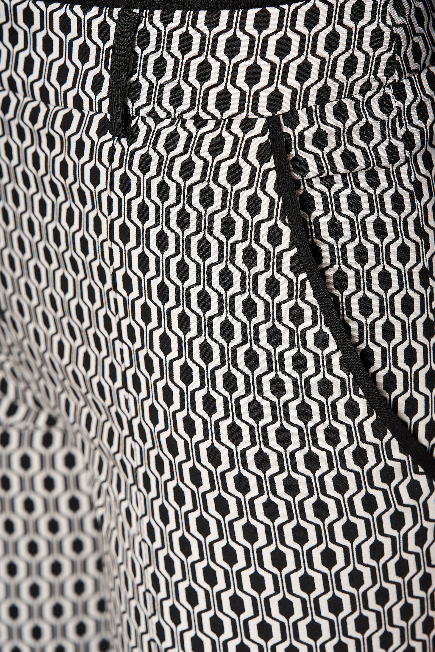 Fehér elegáns kónikus cipzárral és gombbal zárható elöl zsebes nadrág grafikai díszítéssel 4 - StarShinerS.hu