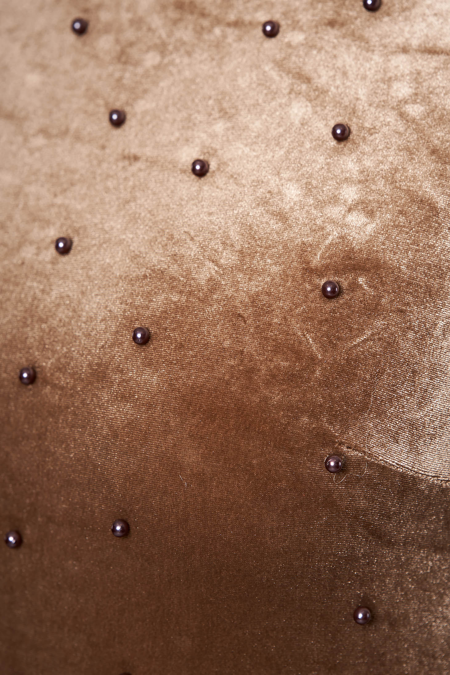 Cappuccinobarna alkalmi midi szűk szabású bársony ruha gyöngyös díszítéssel 4 - StarShinerS.hu