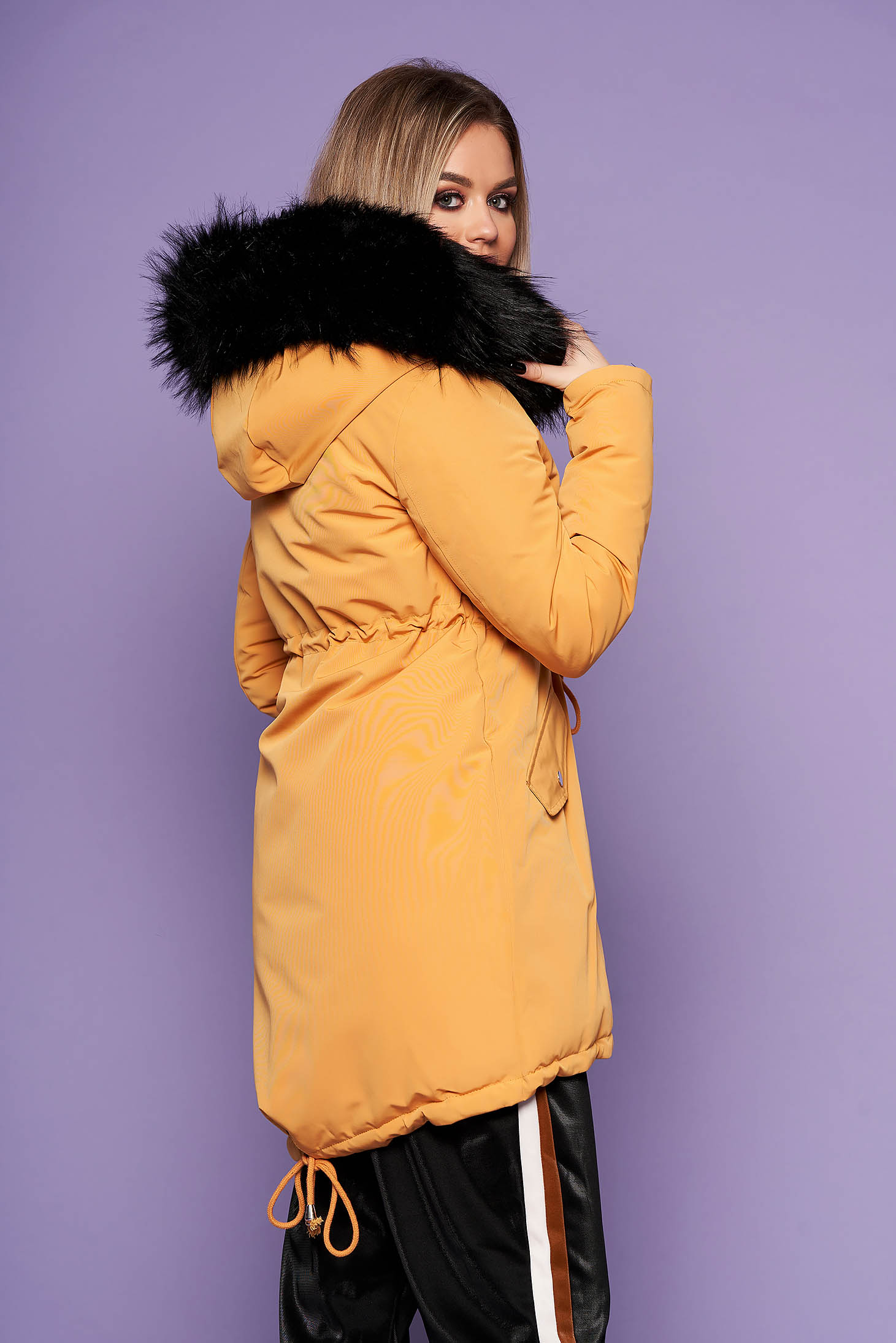 Mustársárga casual derékban zsinóros fix kapucnis bő szabású dzseki műszőrme díszítéssel kifordítható béléssel 2 - StarShinerS.hu