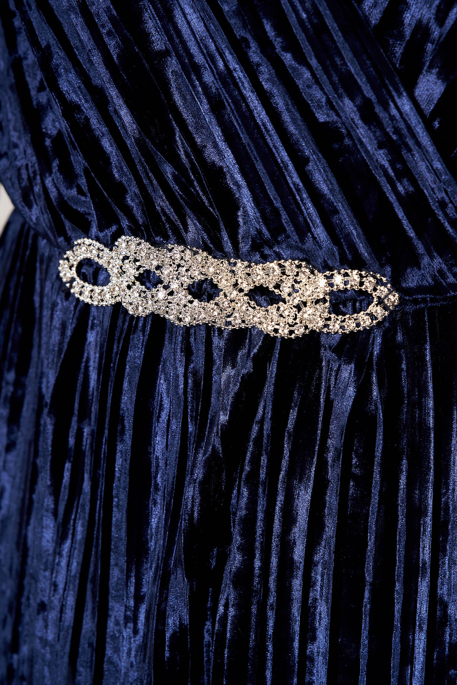 Rochie albastru-inchis de ocazie din material catifelat cu maneci lungi cu decolteu in v si accesorizata cu un accesoriu cu pietre 5 - StarShinerS.ro