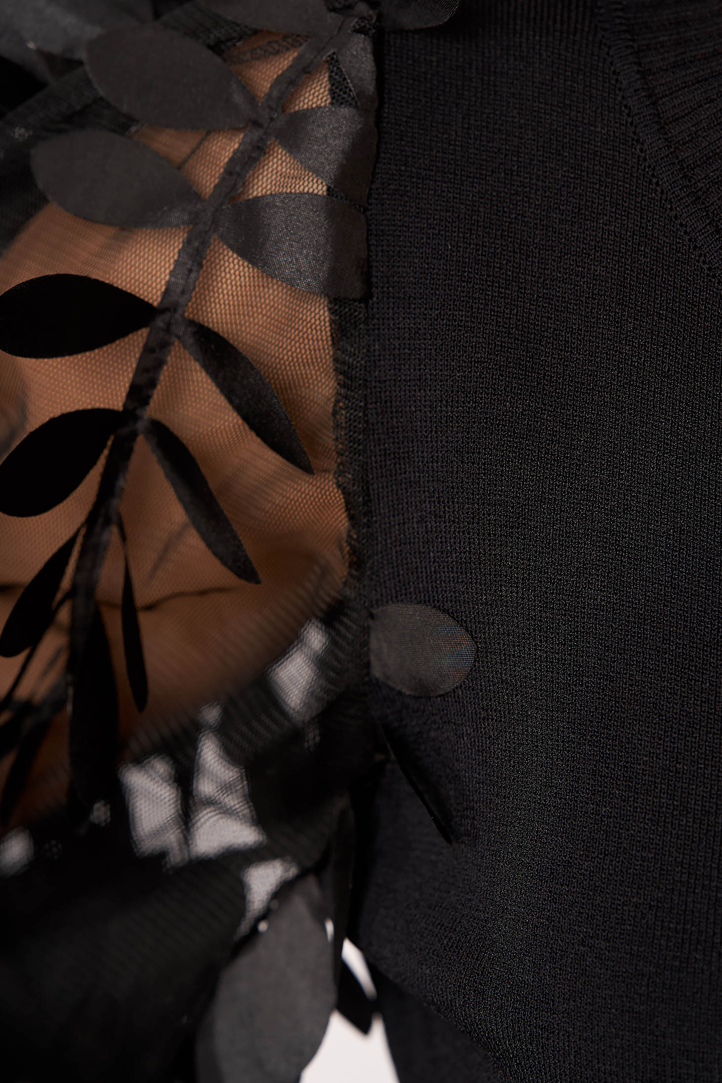 Bluza dama SunShine neagra eleganta tricotata scurta mulata cu aplicatii florale 3D cu decolteu la baza gatului si maneci lungi 4 - StarShinerS.ro