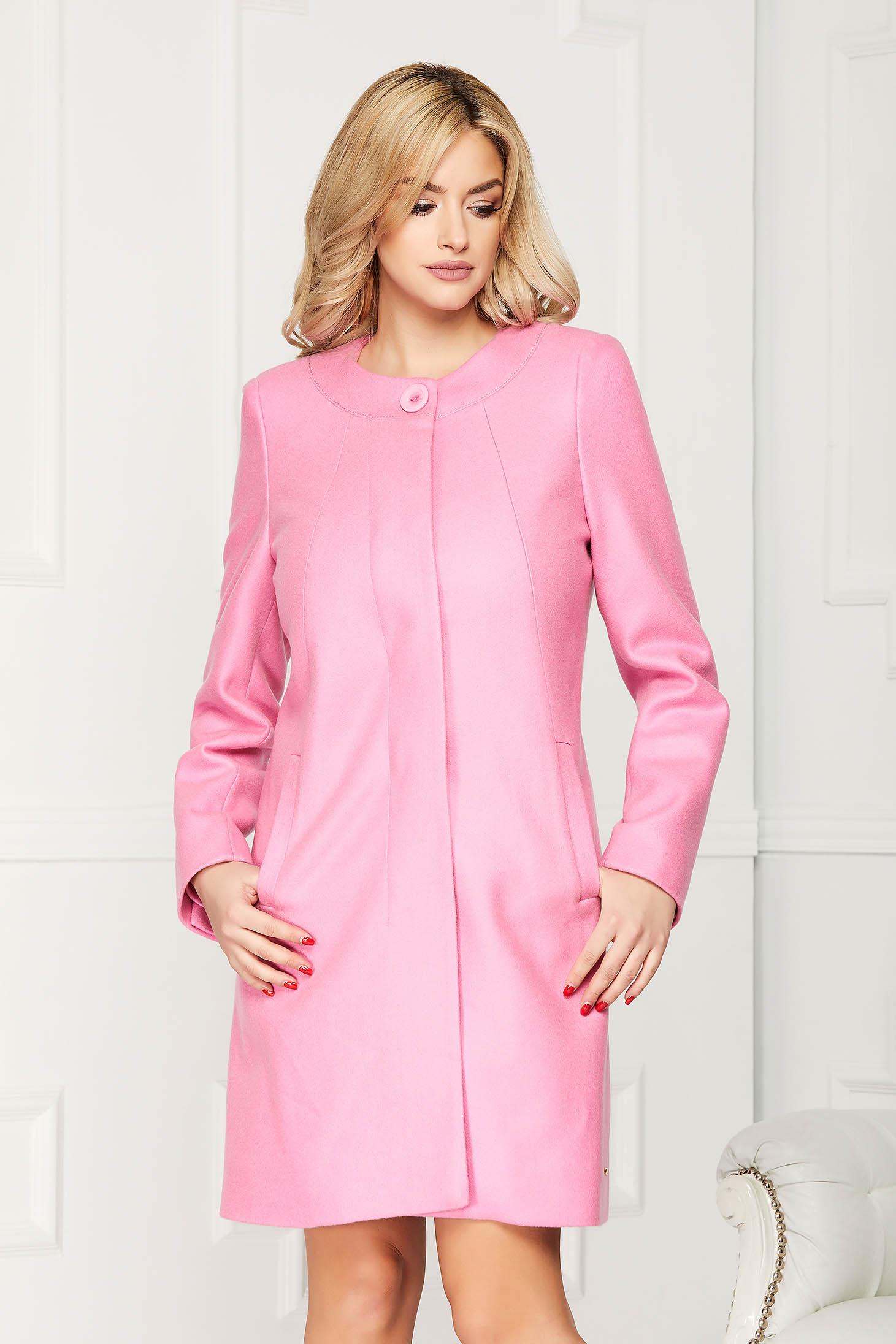 Pardesiu roz deschis elegant scurt din lana cu un croi drept si buzunare 2 - StarShinerS.ro