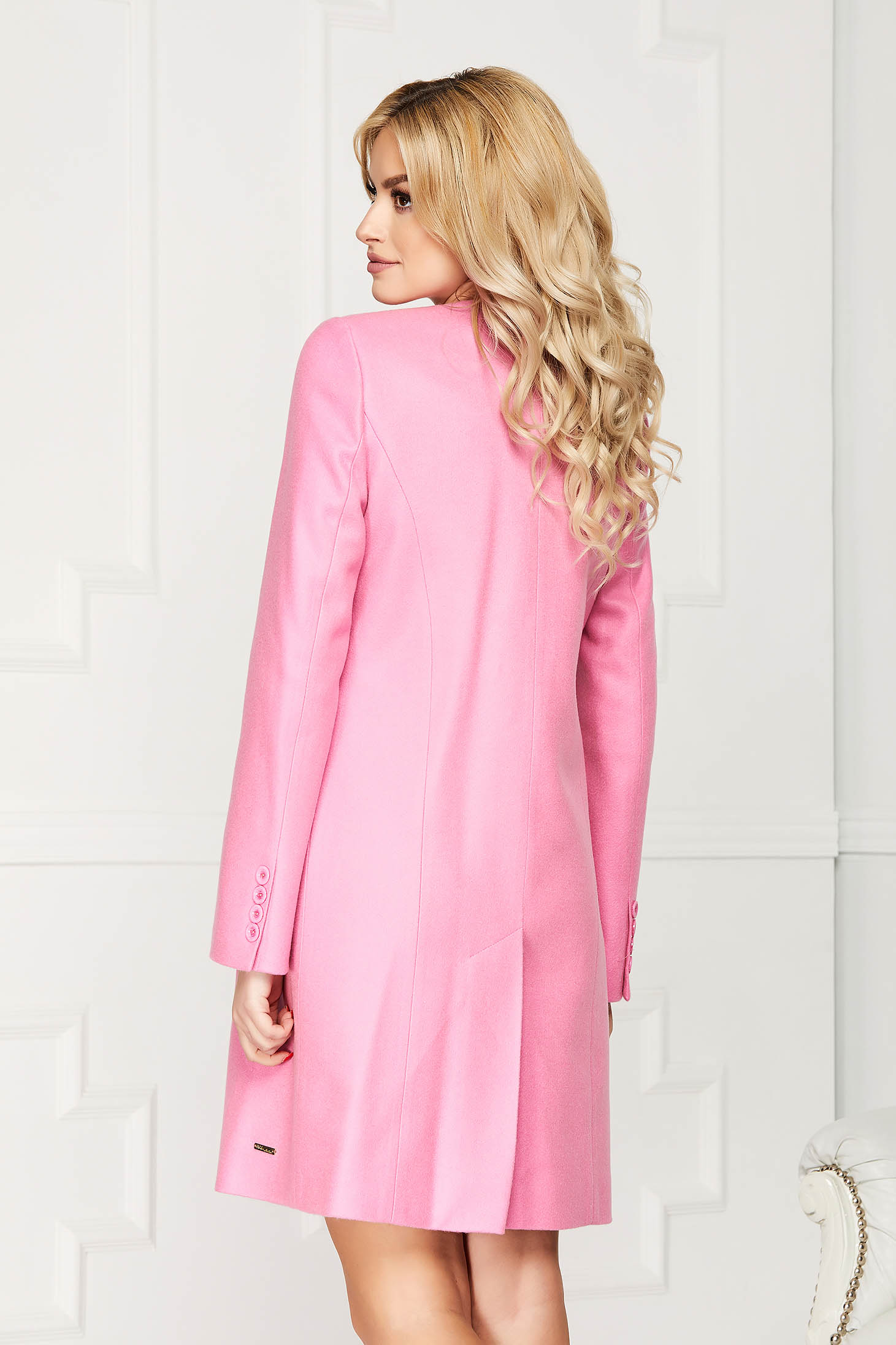 Pardesiu roz deschis elegant scurt din lana cu un croi drept si buzunare 3 - StarShinerS.ro