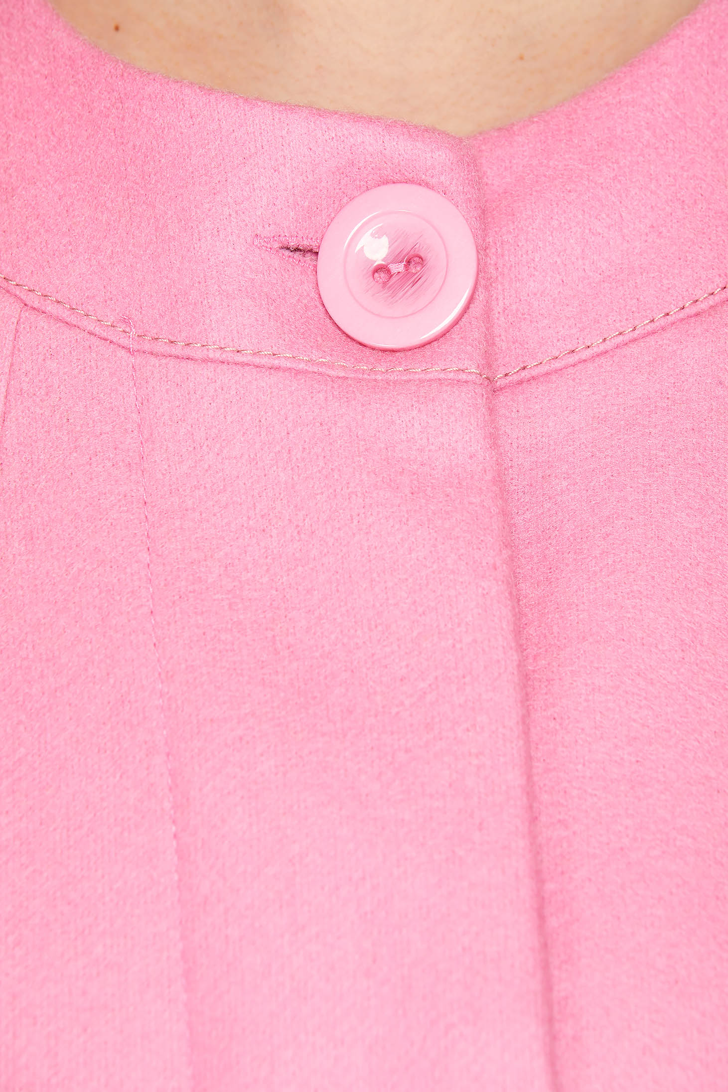 Pardesiu roz deschis elegant scurt din lana cu un croi drept si buzunare 5 - StarShinerS.ro