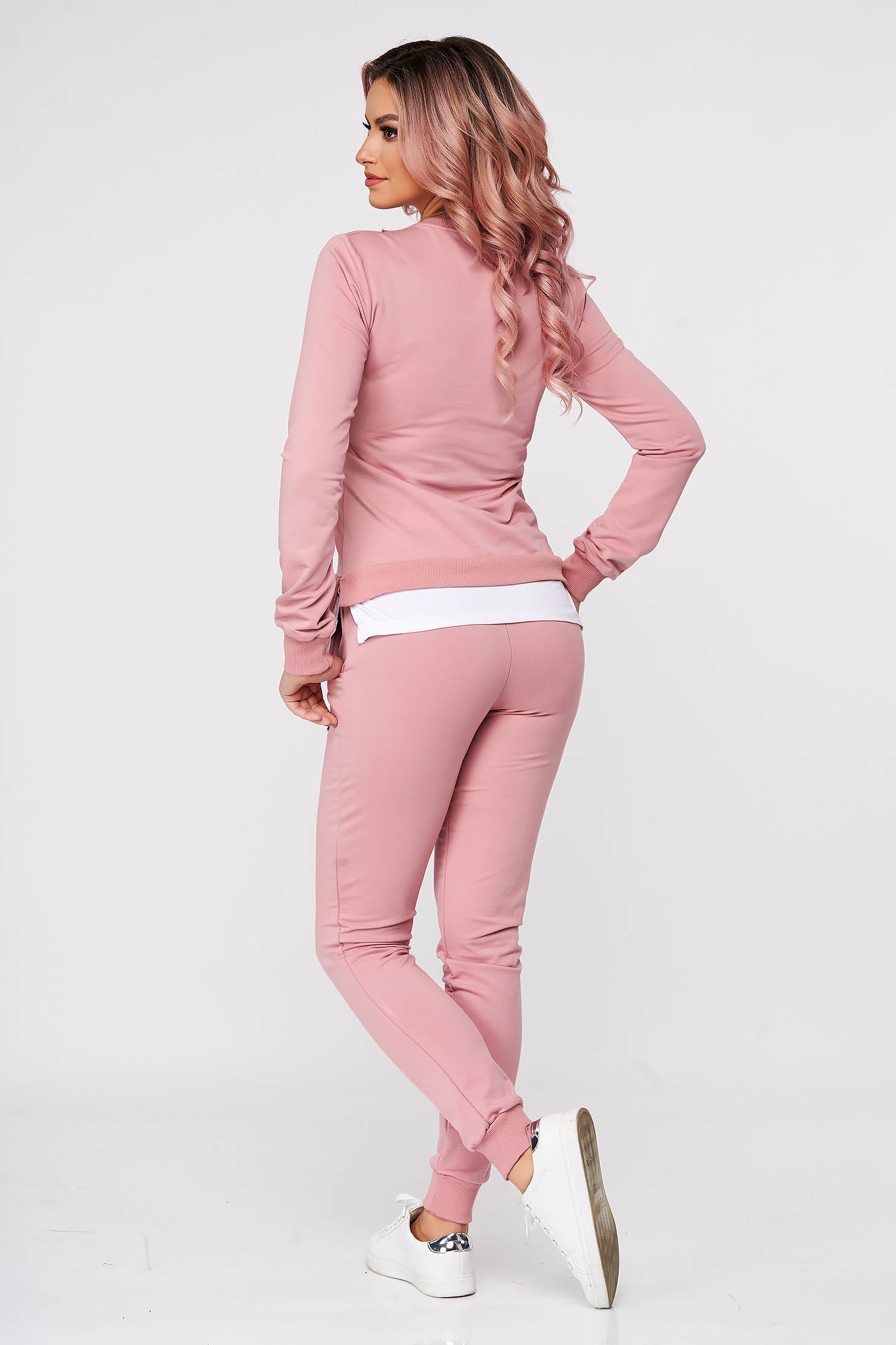 Trening dama SunShine roz din 2 piese cu pantalon din bumbac usor elastic cu croi larg si slit lateral 2 - StarShinerS.ro