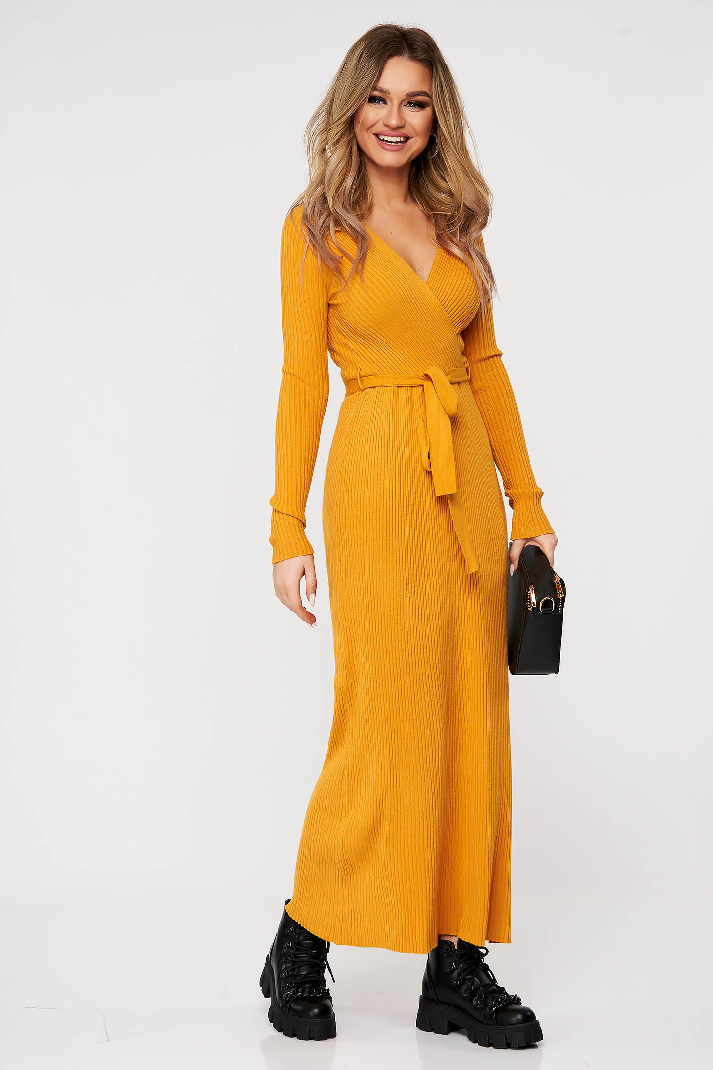 Mustard dress knitted accessorized with tied waistband from striped