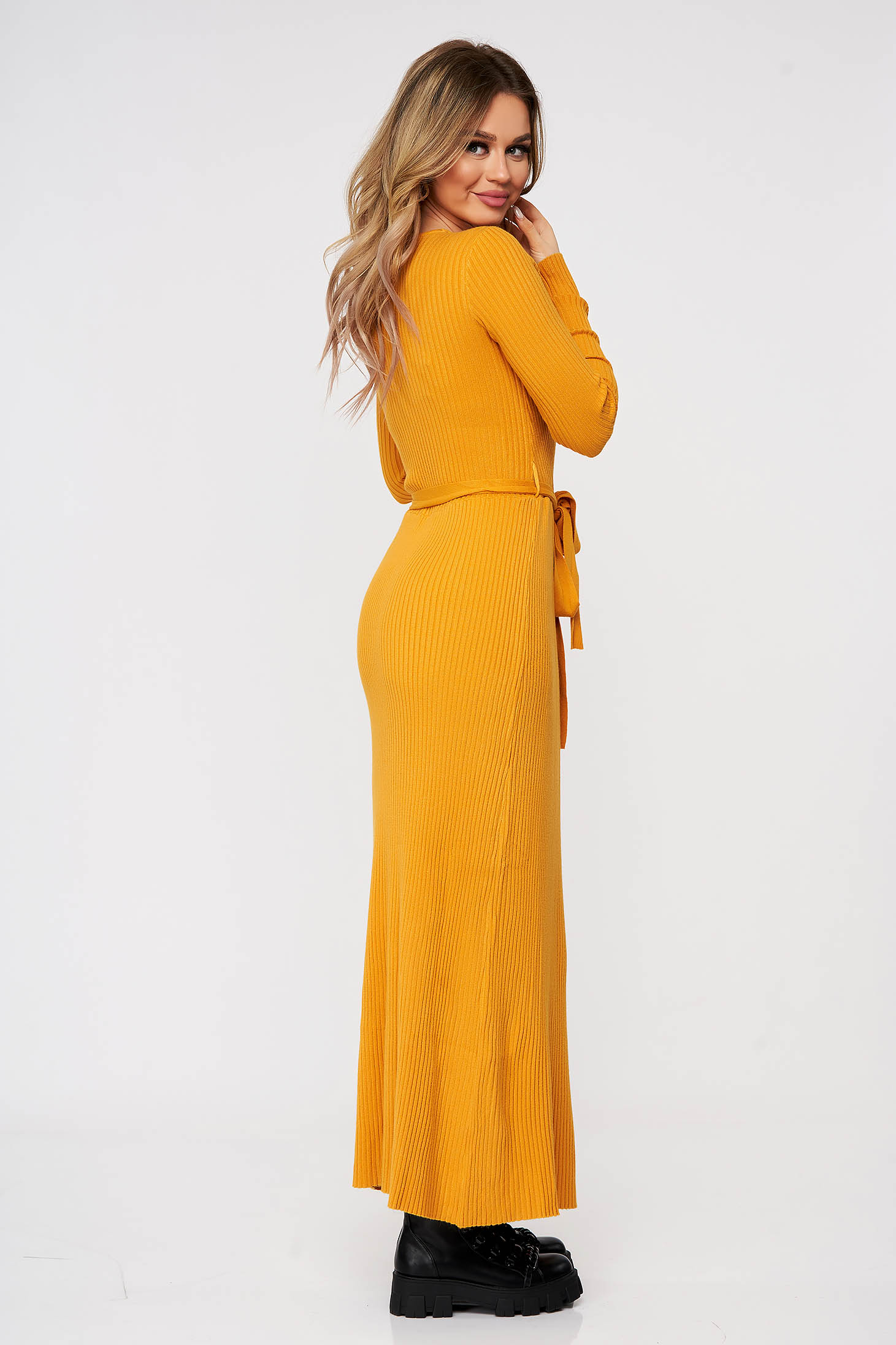 Mustard dress knitted accessorized with tied waistband from striped