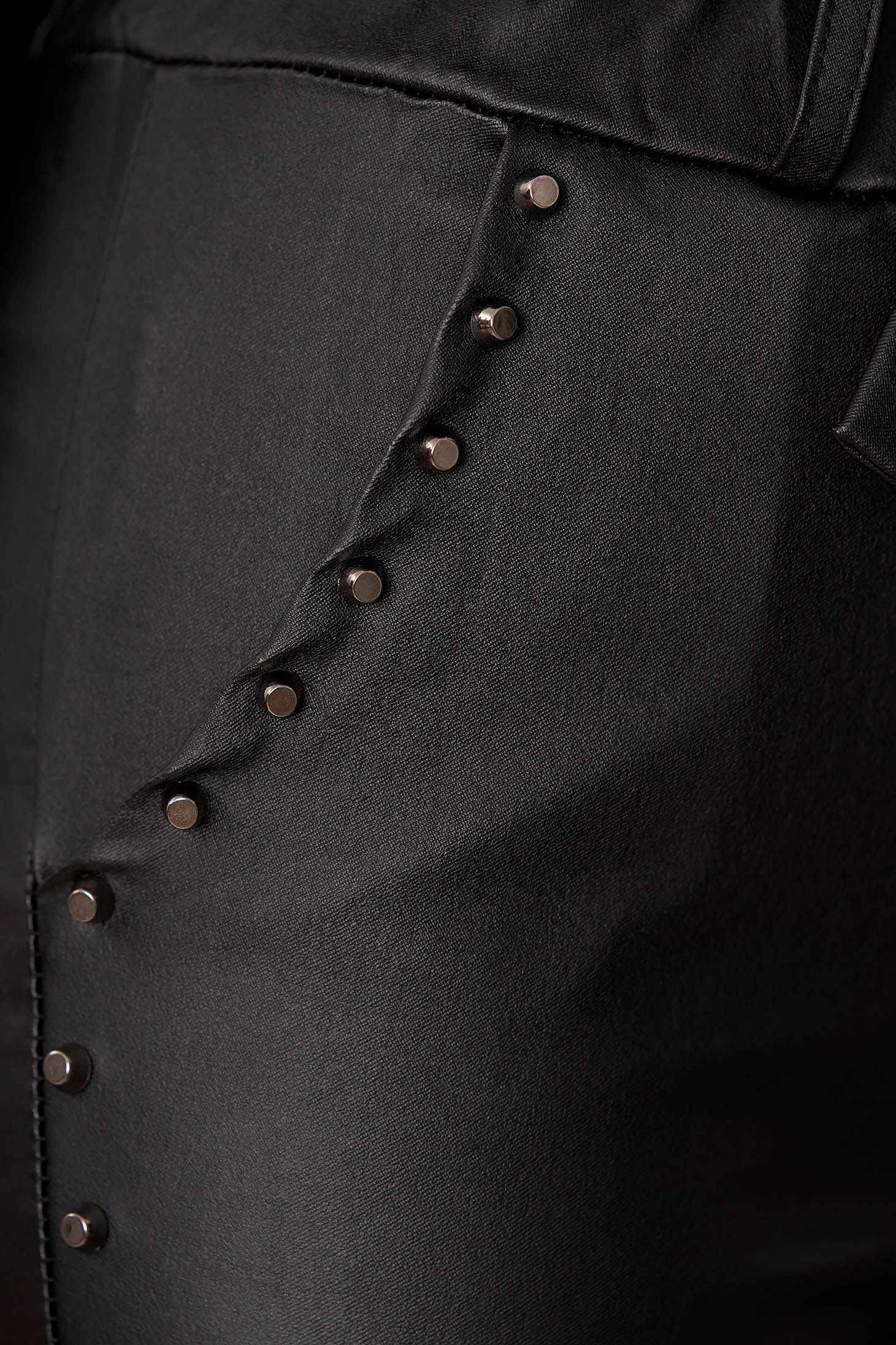 Fekete magas derekú szűk szabású nadrág műbőrből fémes szegecsekkel 5 - StarShinerS.hu