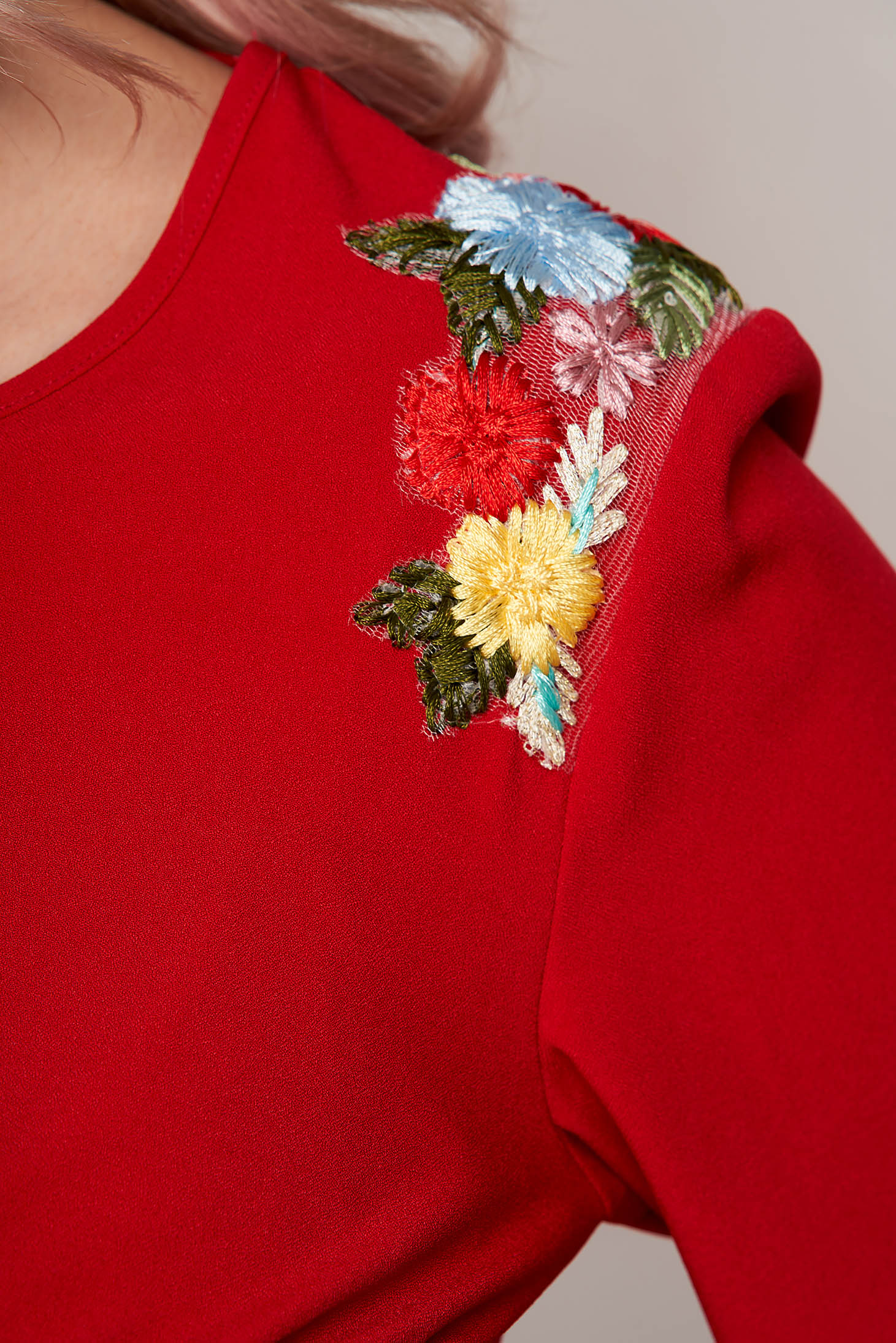 Piros StarShinerS vékony anyag rövid alkalmi ruha virágos hímzés harang alakú gumirozott derékrésszel 6 - StarShinerS.hu