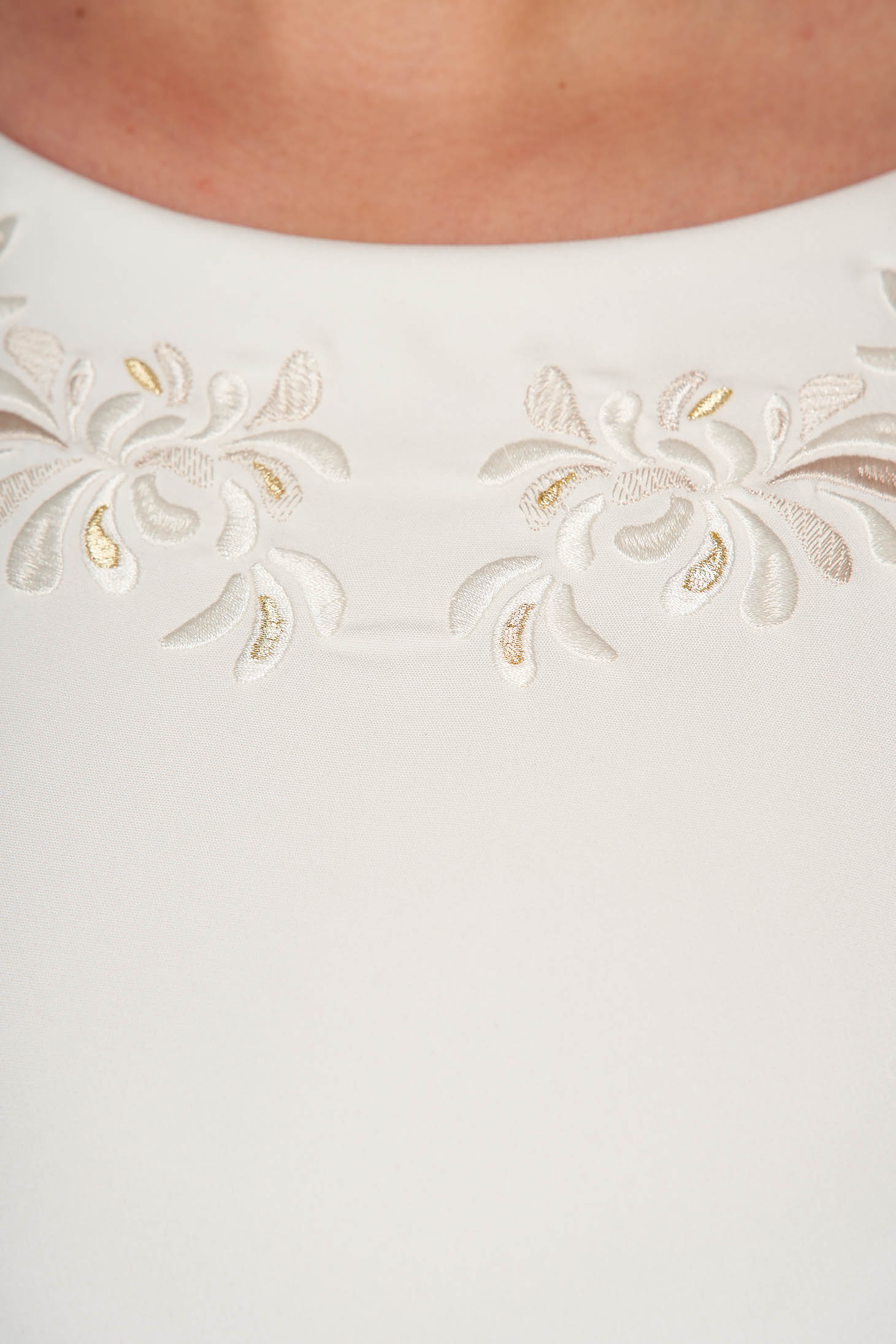 Fehér StarShinerS elegáns női kosztüm szövetből rugalmas anyagból hímzett betétekkel 5 - StarShinerS.hu