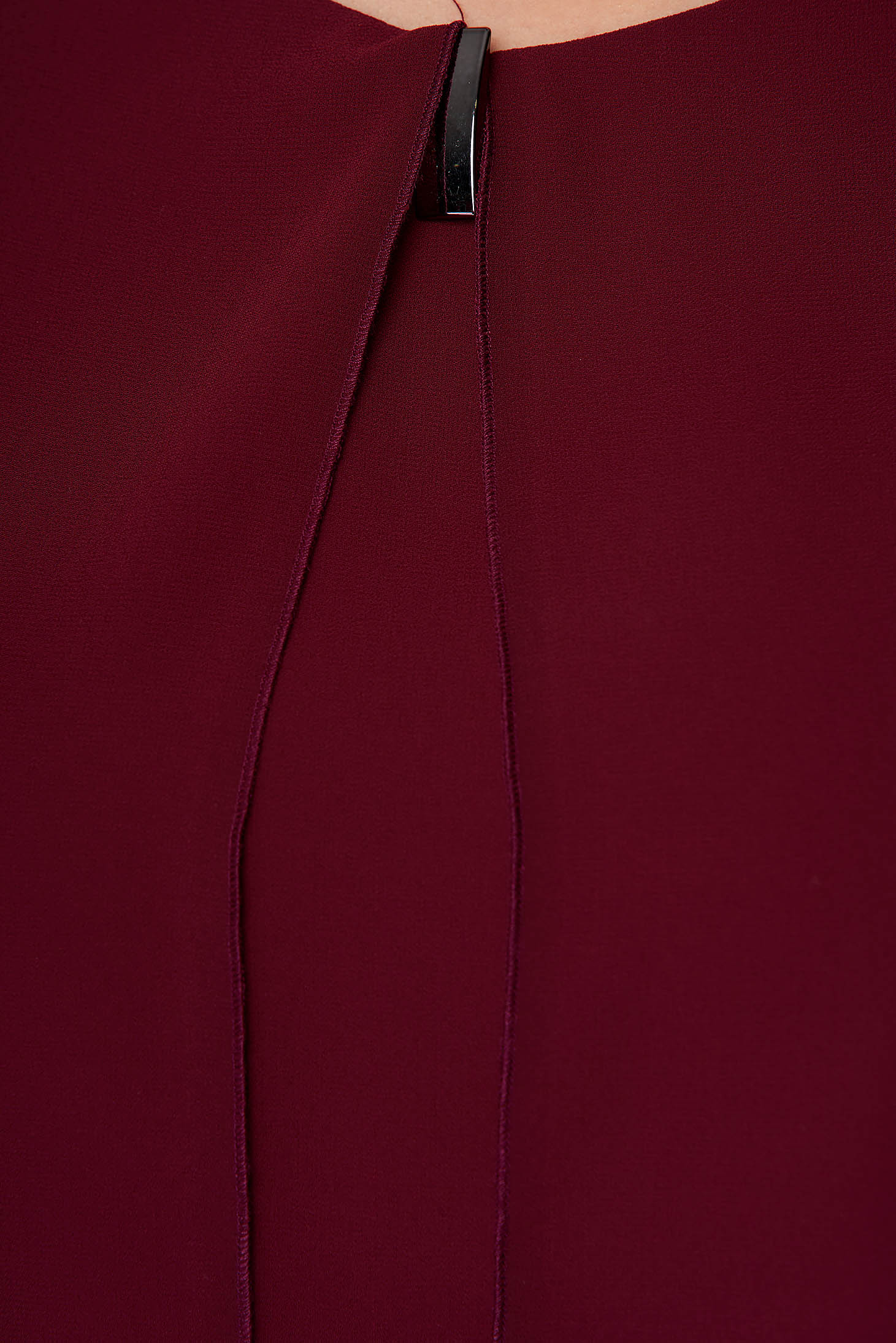 Burgundy irodai rövid bő szabású asszimmetrikus női blúz muszlinból fém kiegészítőkkel ellátott 4 - StarShinerS.hu