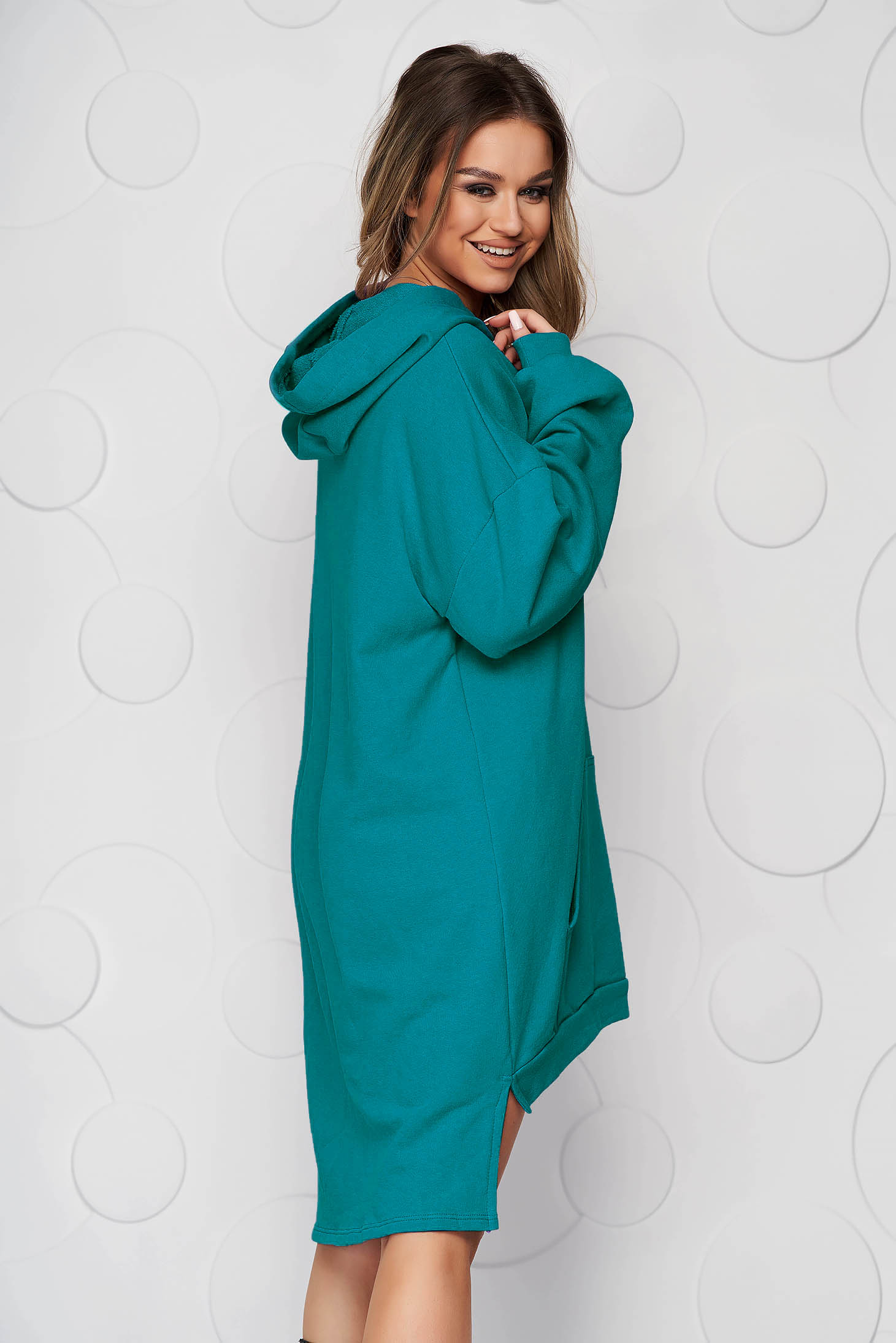 Zöld aszimetrikus ruha enyhén elasztikus pamutból bő szabású és oldalt felsliccelt 3 - StarShinerS.hu
