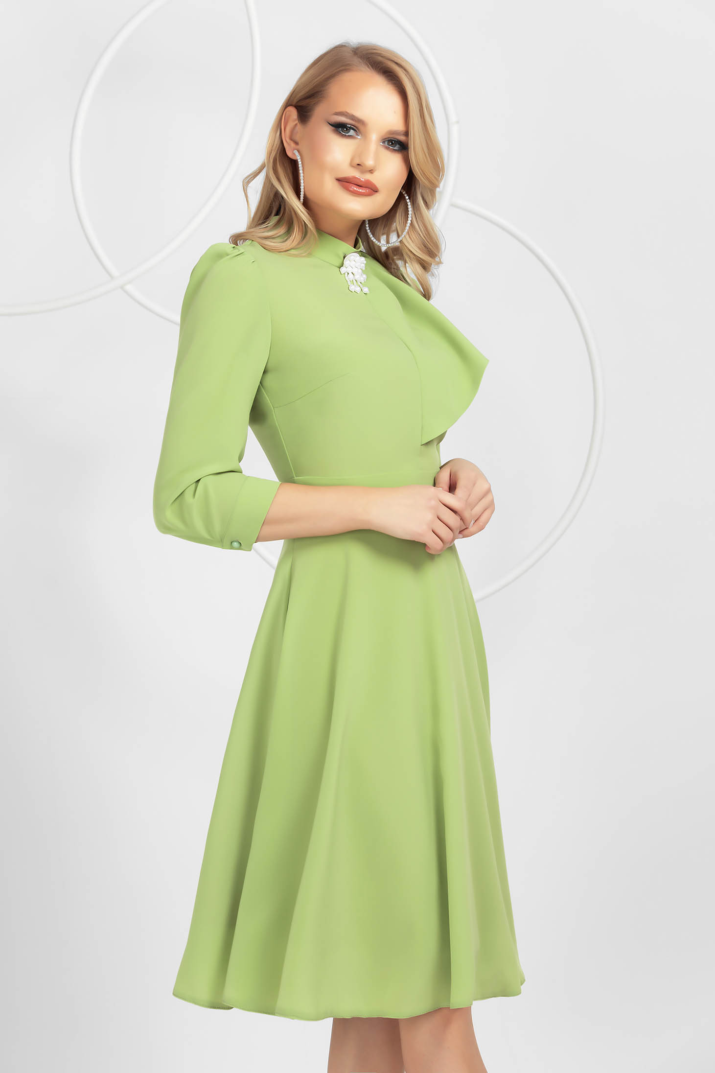 Világos zöld harang ruha muszlinból bross kiegészítővel 2 - StarShinerS.hu