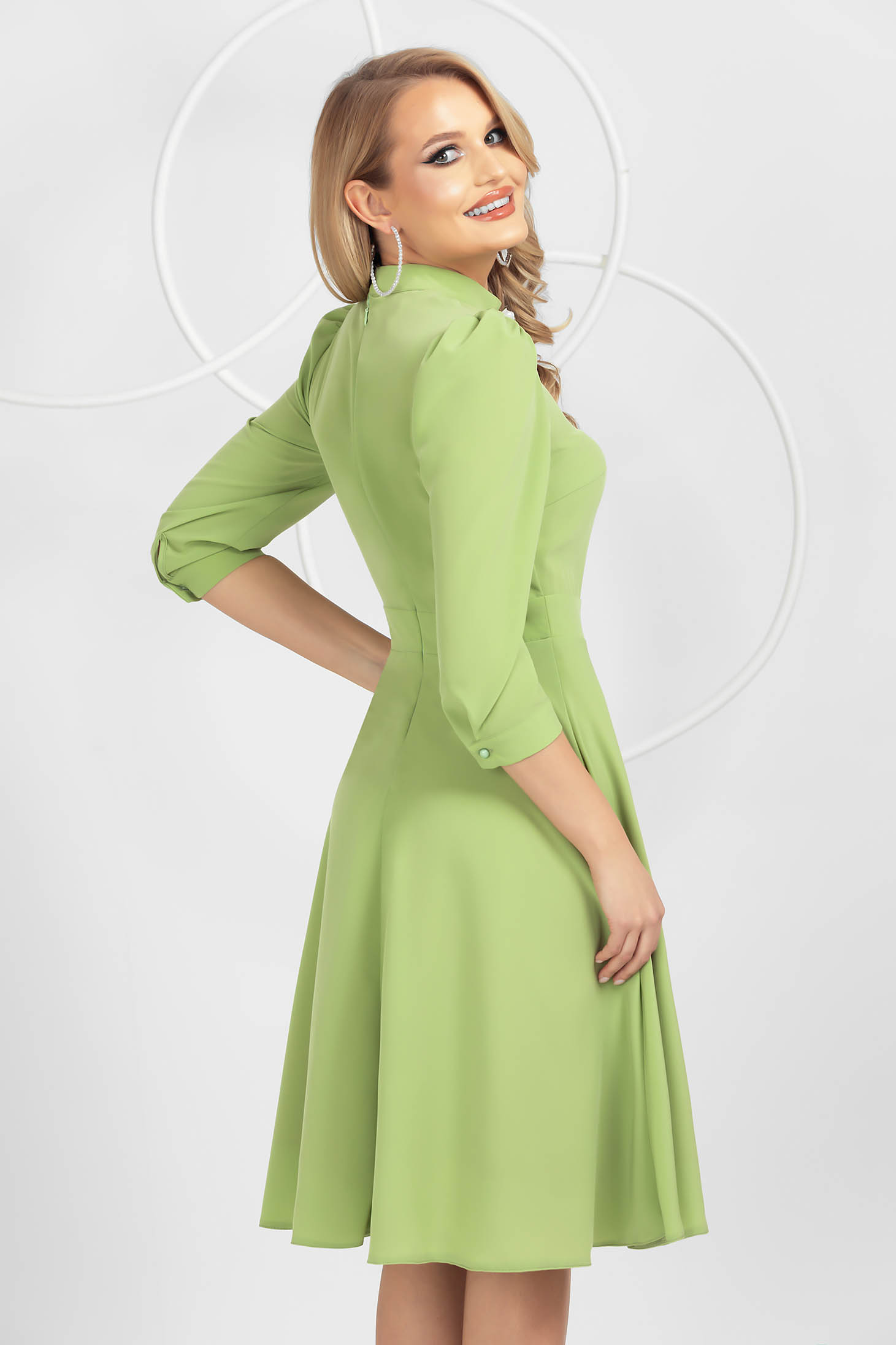 Világos zöld harang ruha muszlinból bross kiegészítővel 3 - StarShinerS.hu