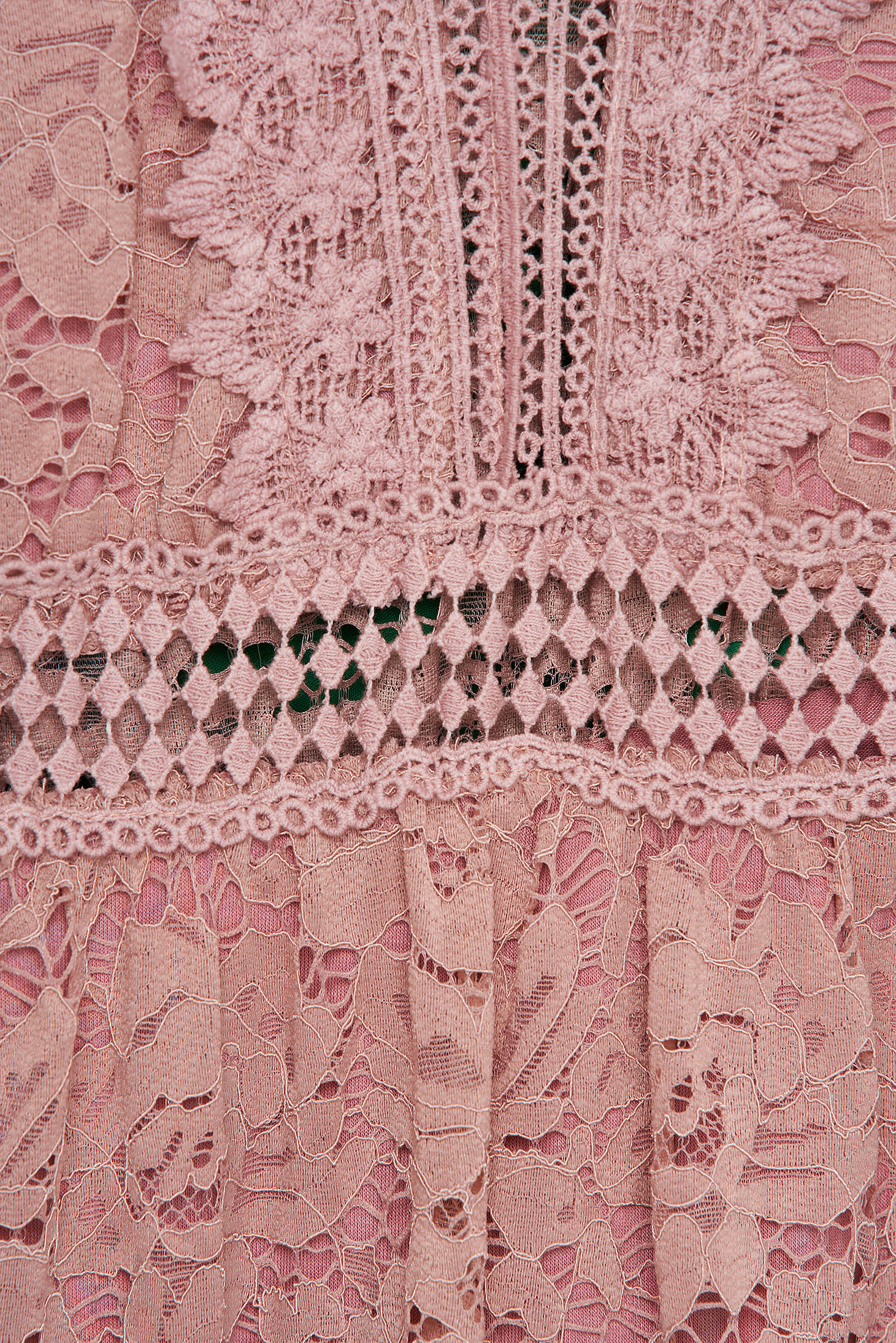 Púder rózsaszínű egyenes ruha csipkés anyagból v-dekoltázzsal 4 - StarShinerS.hu