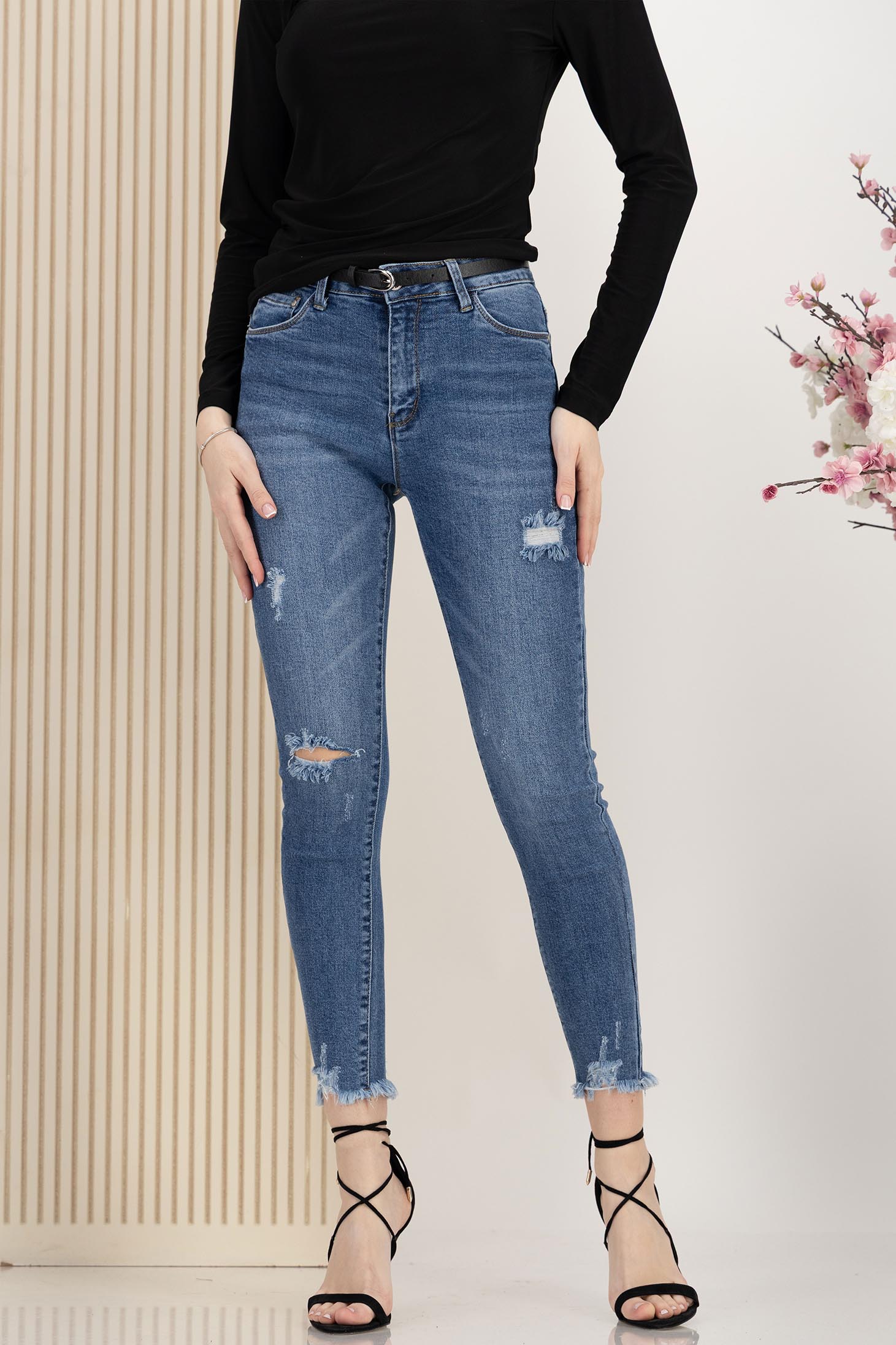 Kék skinny farmer kisebb hasításokkal az anyagban szintetikus bőr övvel 6 - StarShinerS.hu
