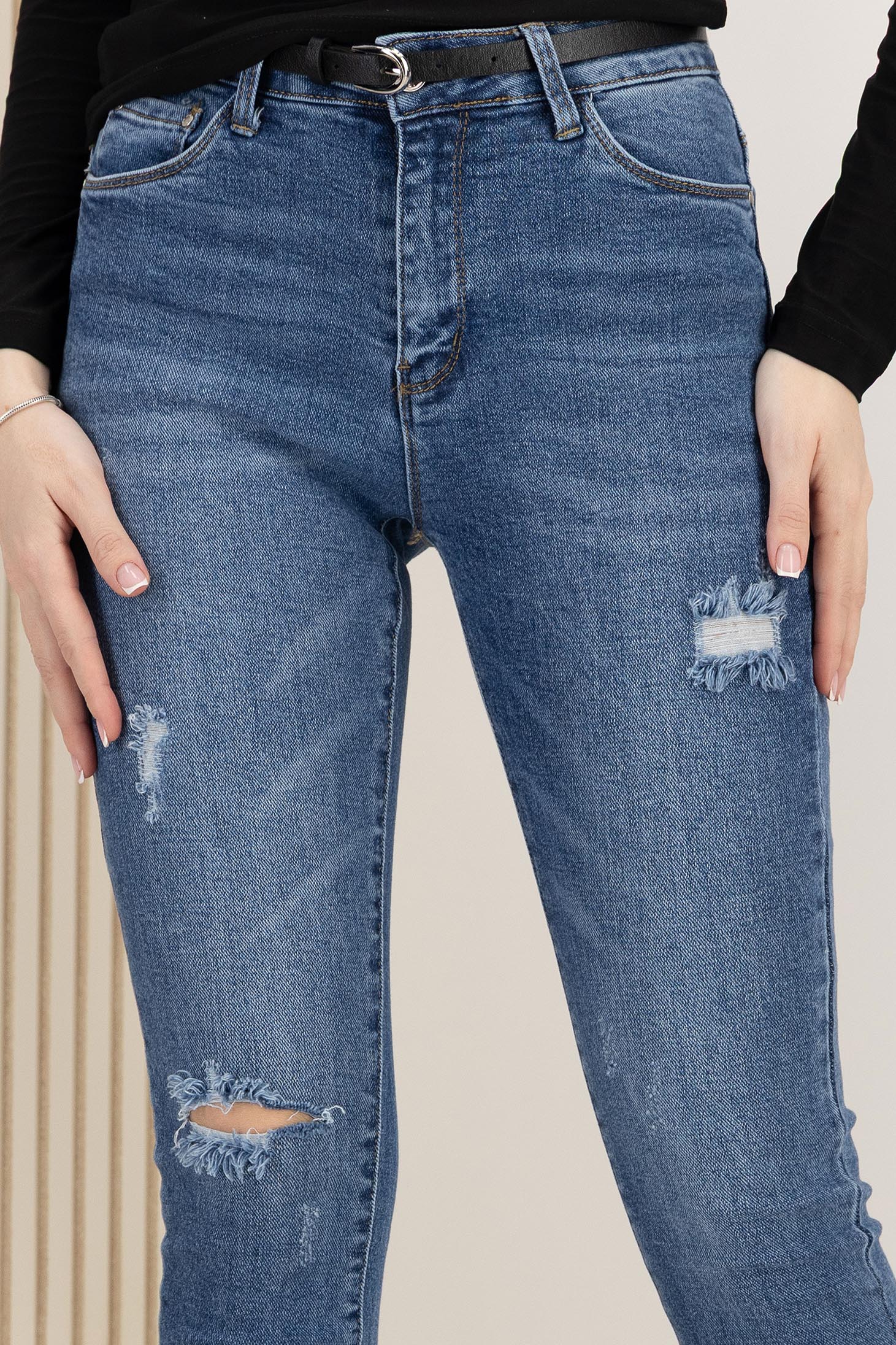 Kék skinny farmer kisebb hasításokkal az anyagban szintetikus bőr övvel 5 - StarShinerS.hu