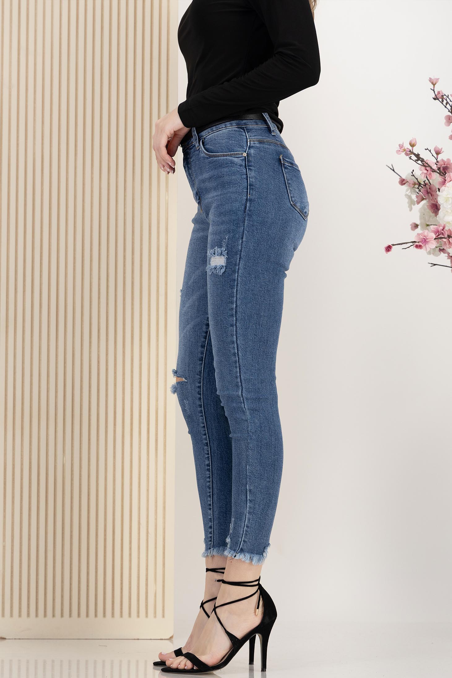 Kék skinny farmer kisebb hasításokkal az anyagban szintetikus bőr övvel 3 - StarShinerS.hu
