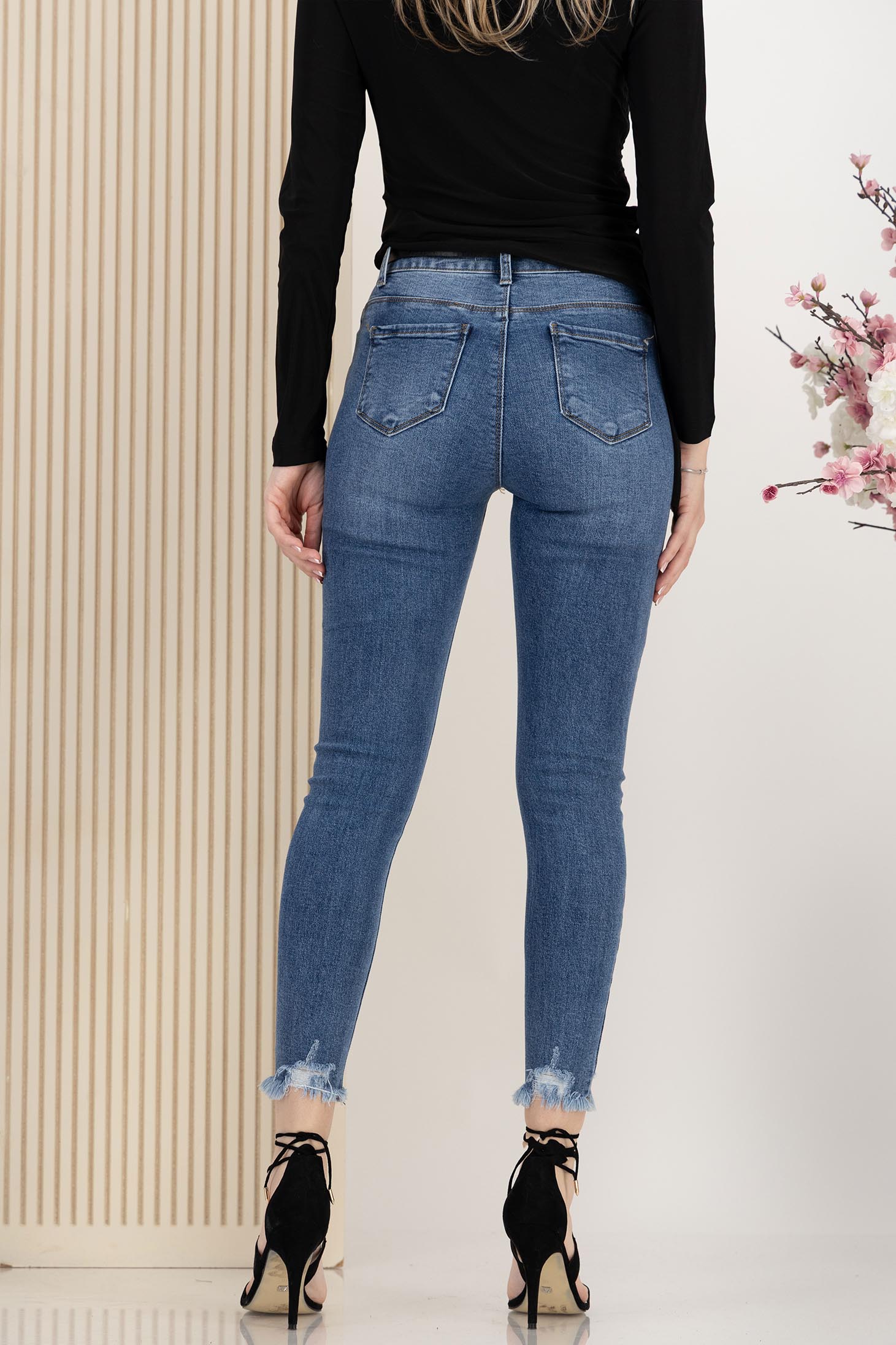 Kék skinny farmer kisebb hasításokkal az anyagban szintetikus bőr övvel 4 - StarShinerS.hu