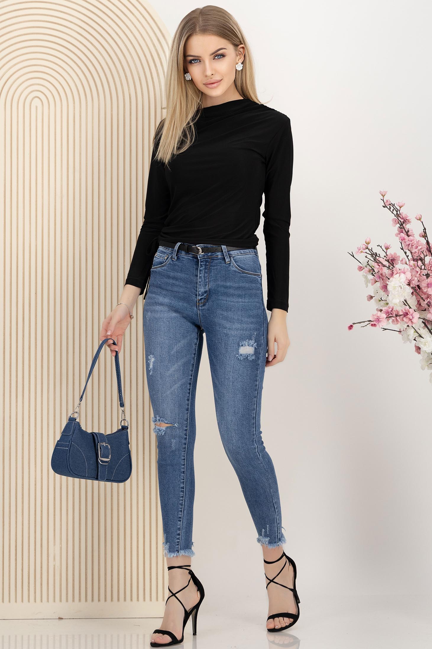 Kék skinny farmer kisebb hasításokkal az anyagban szintetikus bőr övvel 2 - StarShinerS.hu
