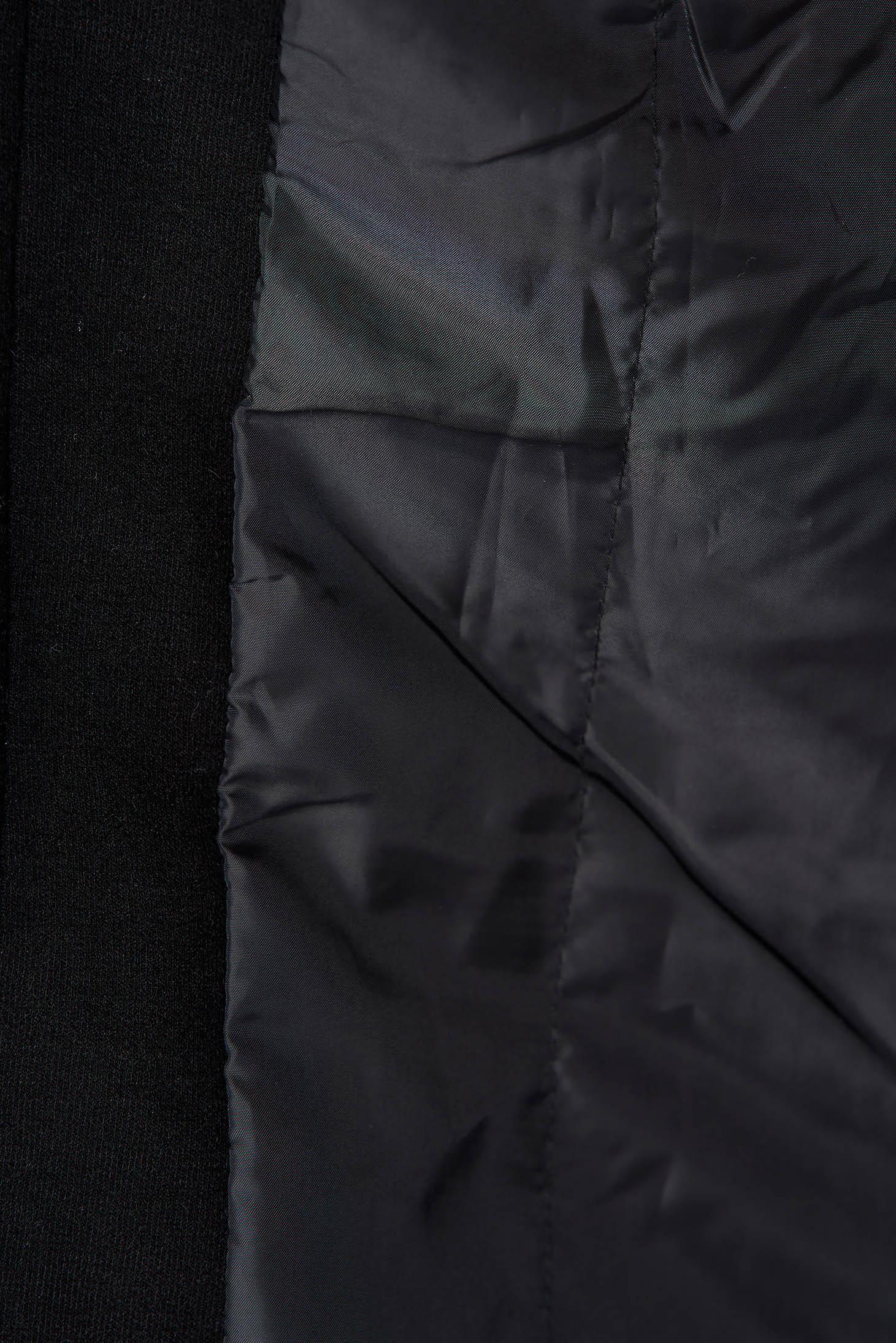 Fekete elegáns szűkített kabát vastag anyagból szőrme gallérral szintetikus bőr díszítéssel 5 - StarShinerS.hu