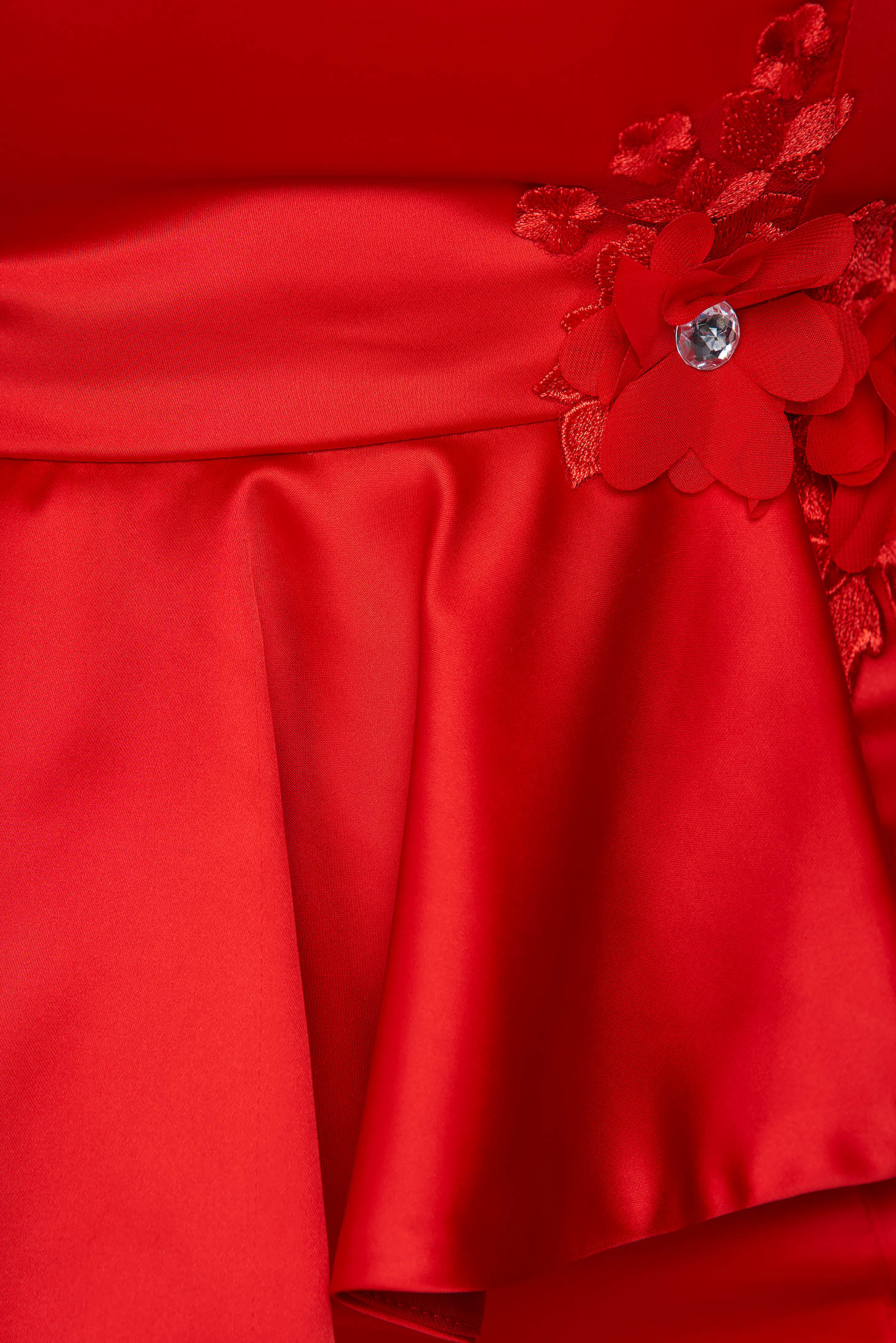 Piros StarShinerS alkalmi midi ceruza ruha szatén anyagból virágos hímzéssel 4 - StarShinerS.hu