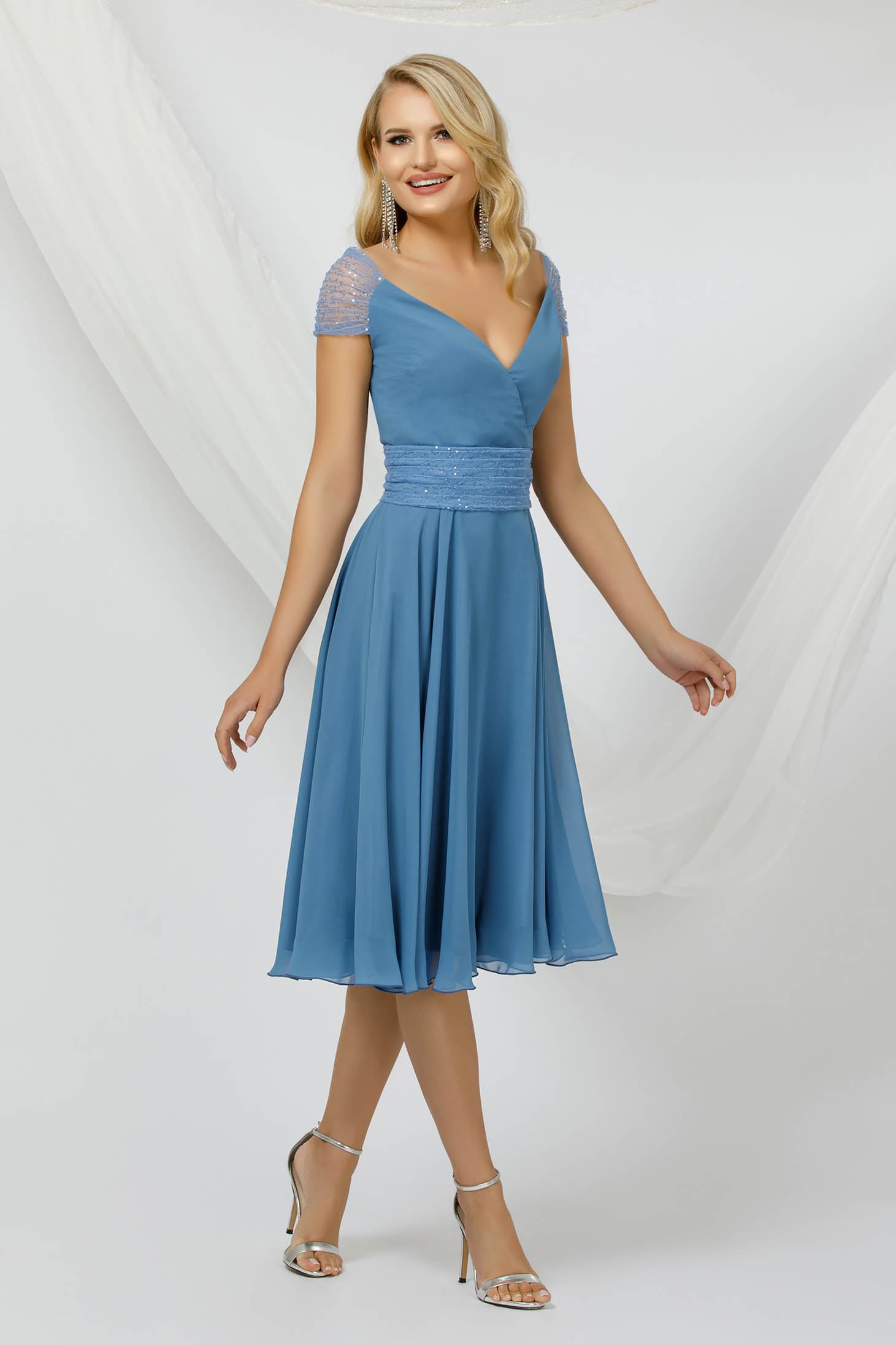 Alkalmi midi kék ruha vékony muszlinból flitteres díszítéssel 2 - StarShinerS.hu