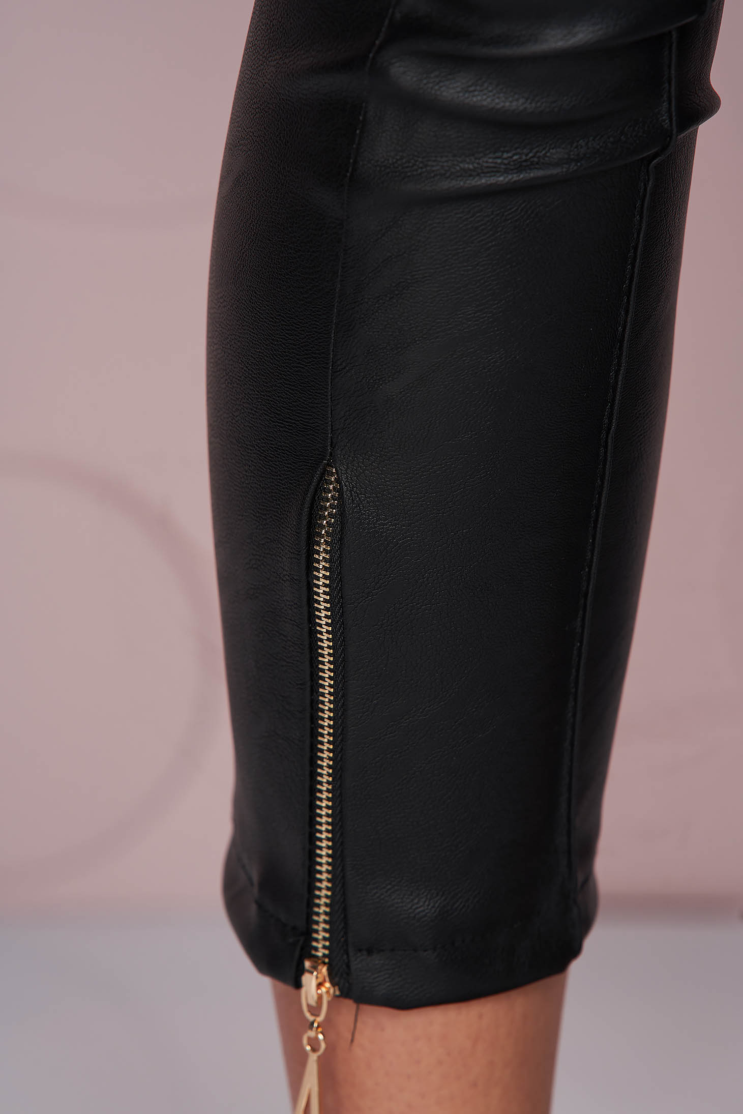 Pantaloni SunShine negri cu un croi mulat si talie normala din piele ecologica subtire si fermoar la terminatie 5 - StarShinerS.ro