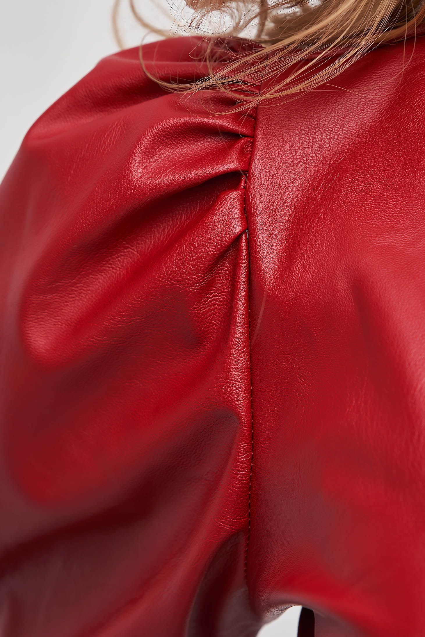 Piros rövid bő ujjú egyenes műbőr ruha öv típusú kiegészítővel 6 - StarShinerS.hu