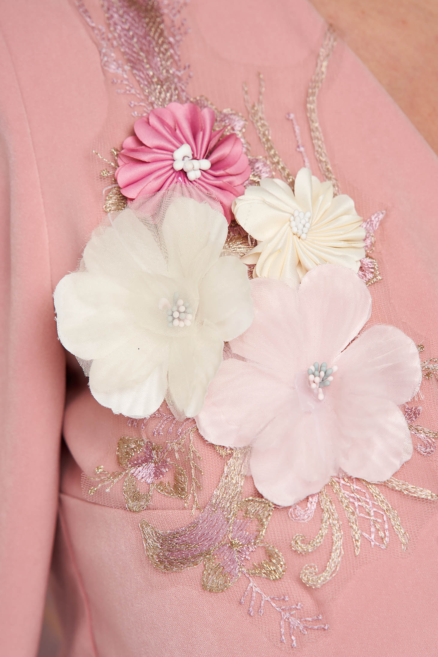 Púder rózsaszínű elegáns StarShinerS ruha harang alakú gumirozott derékrésszel 3d virágos díszítéssel 4 - StarShinerS.hu