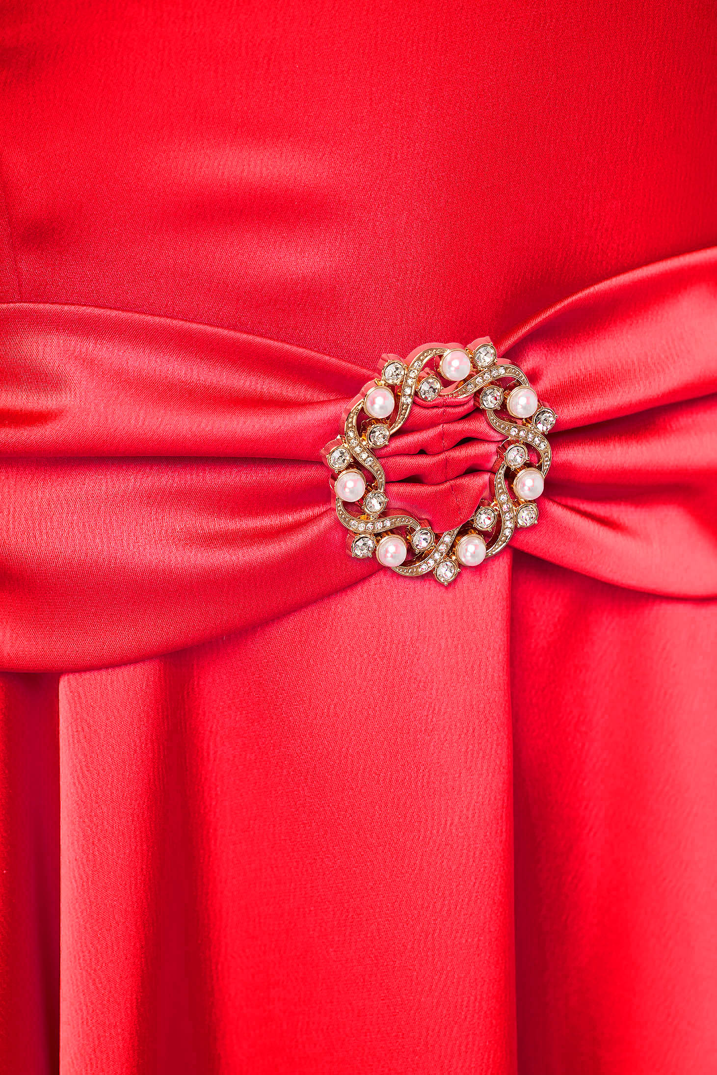 Elegáns ruha StarShinerS piros midi harang szaténból övvel ellátva 3 - StarShinerS.hu