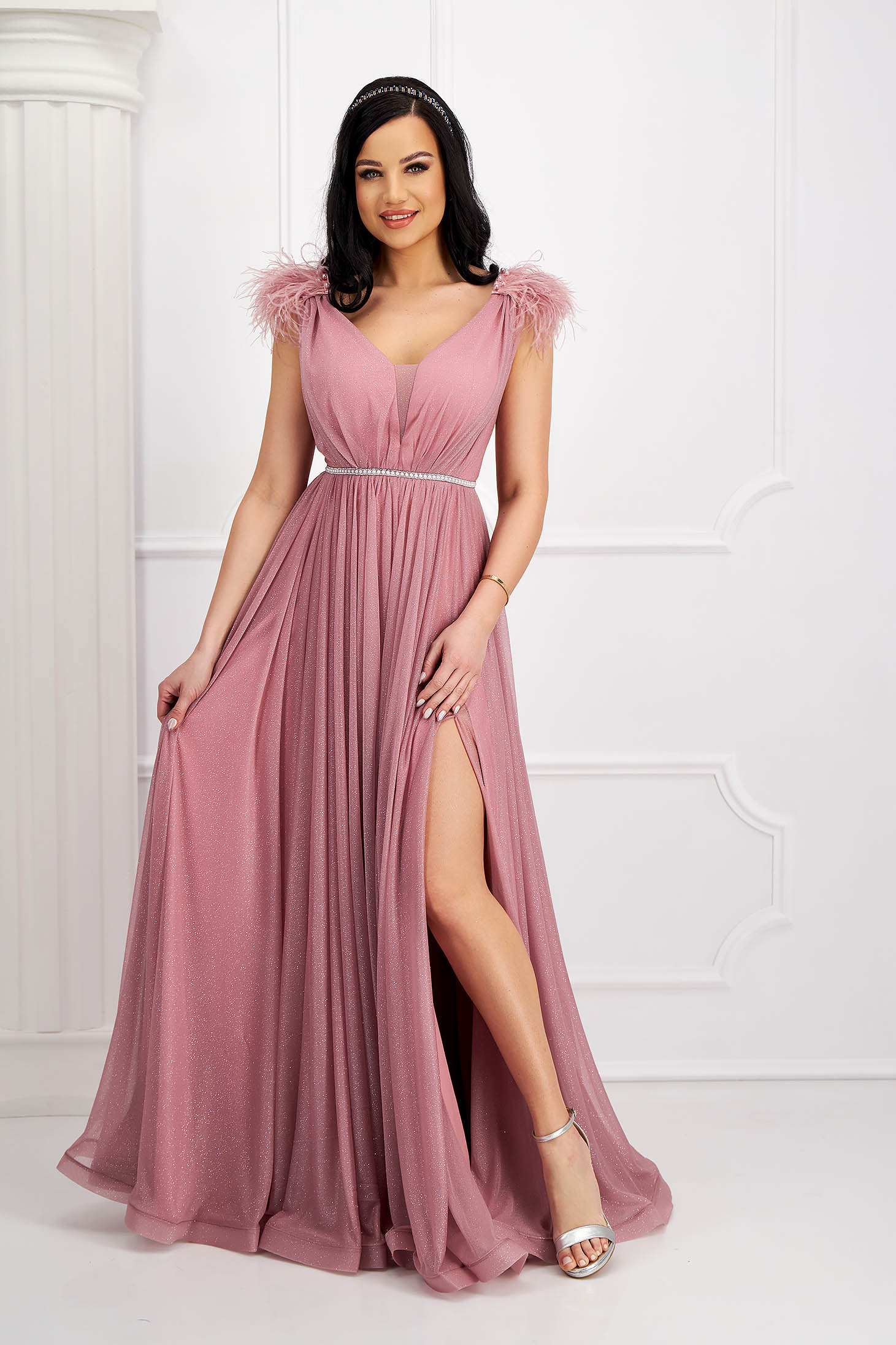 Púder rózsaszínű hosszú harang ruha tüllből csillogó és tollas díszítésekkel 6 - StarShinerS.hu