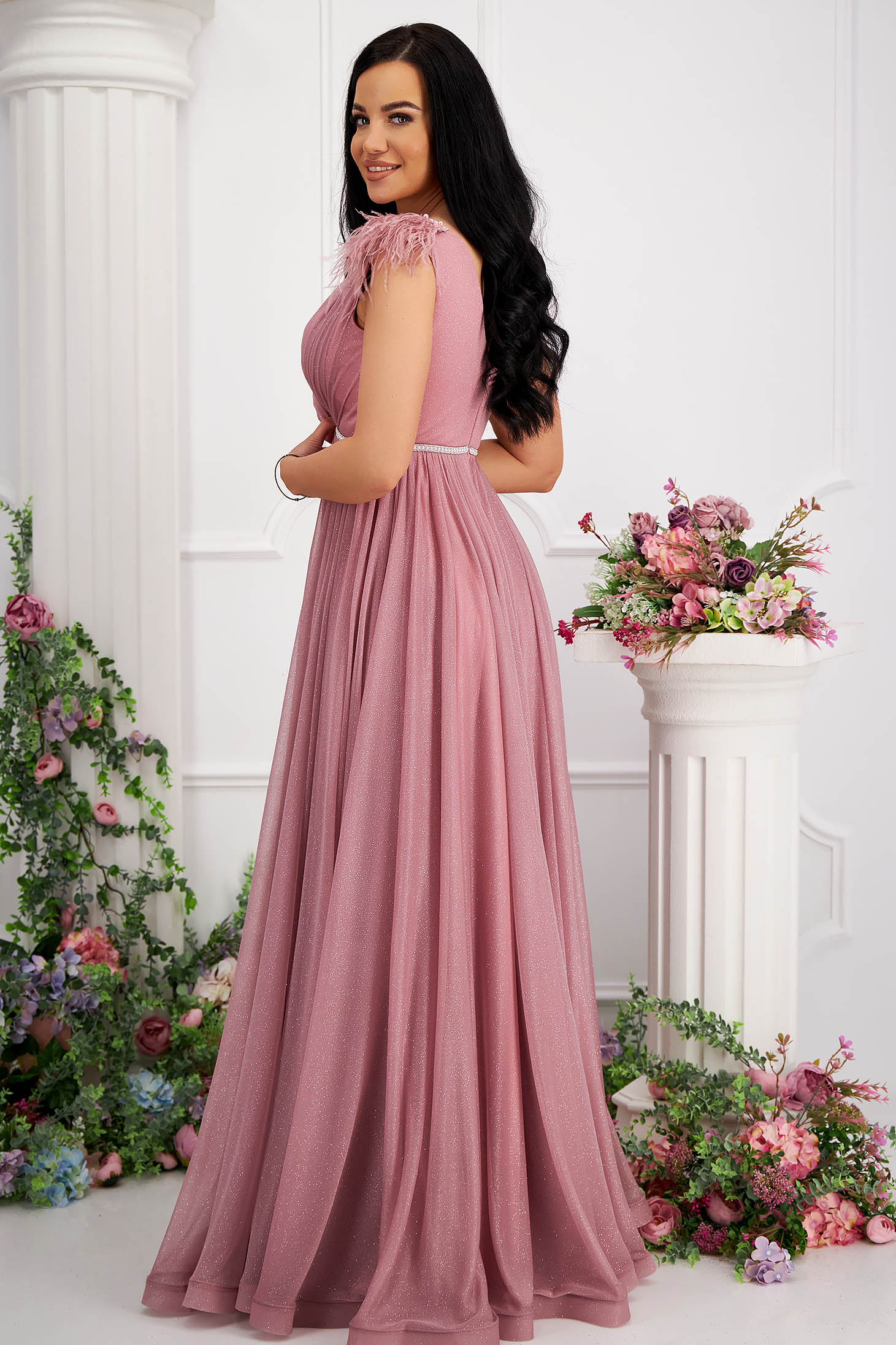 Púder rózsaszínű hosszú harang ruha tüllből csillogó és tollas díszítésekkel 5 - StarShinerS.hu