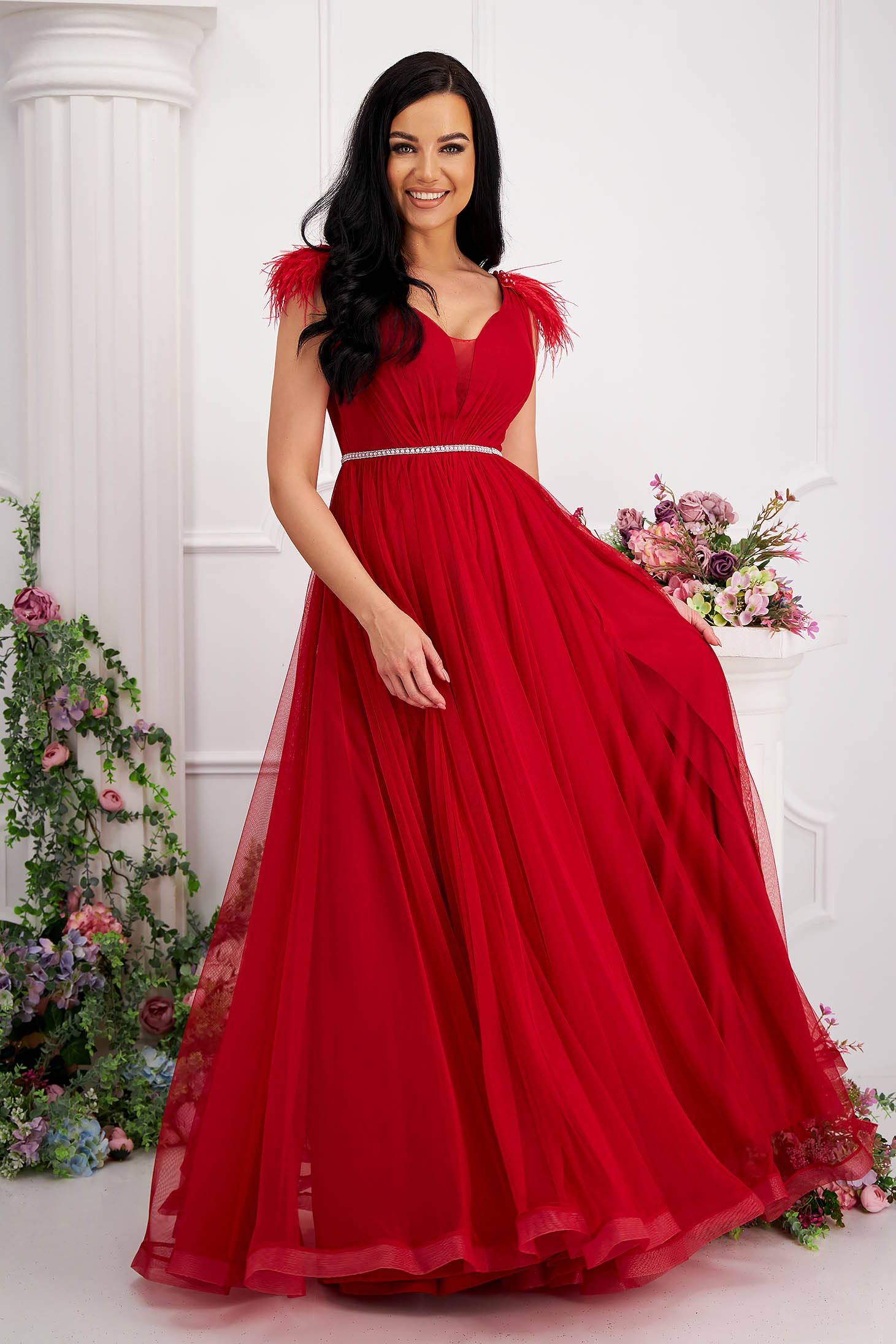 Rochie din tul rosie lunga in clos accesorizata cu pietre stras si pene 7 - StarShinerS.ro