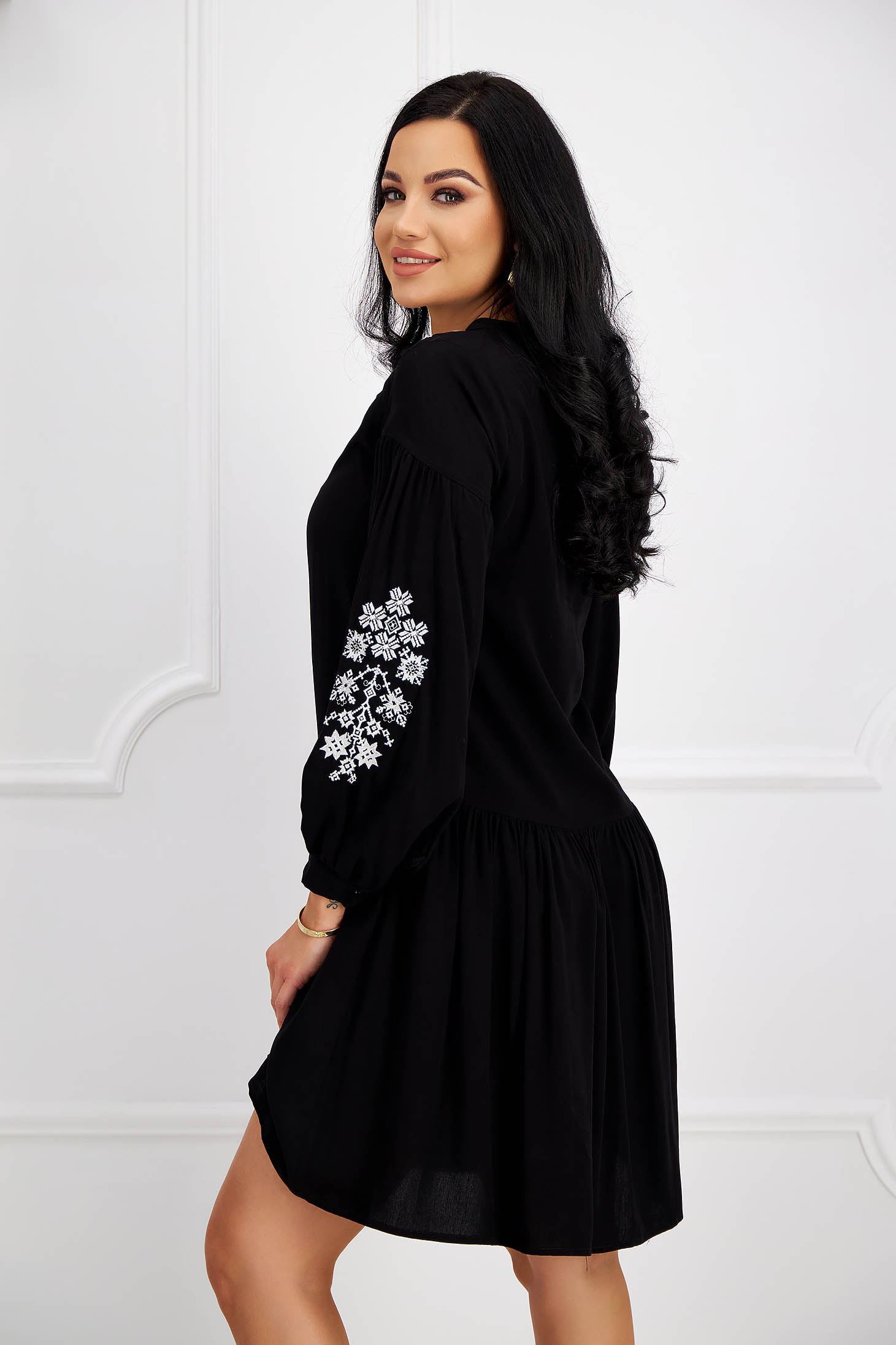 Fekete bő szabású pamutból készült ruha virágos hímzéssel 3 - StarShinerS.hu