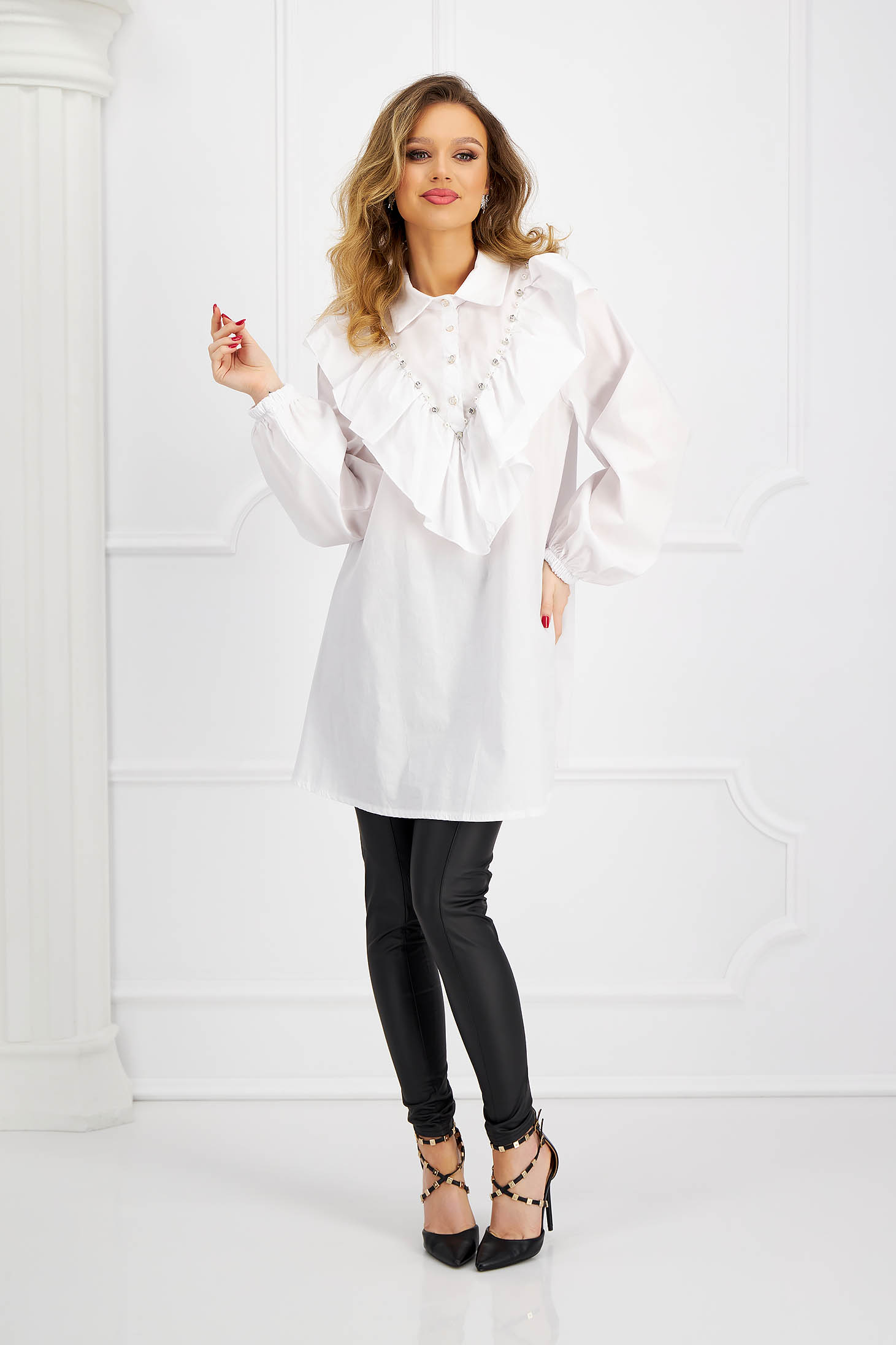 Fehér hosszú bő szabású fodros puplin női ing strassz köves díszítéssel 3 - StarShinerS.hu