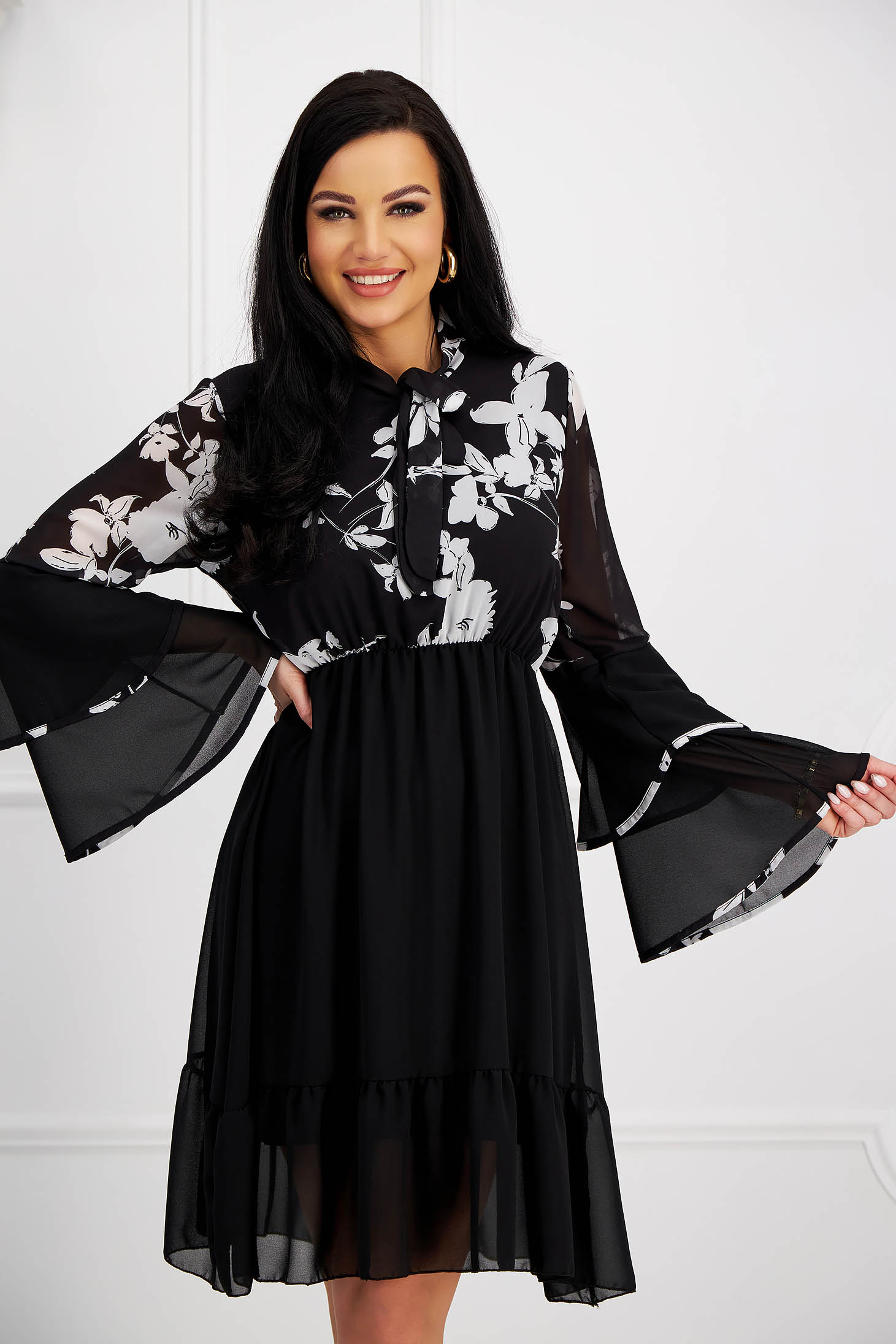 Fekete muszlin ruha harang alakú gumirozott derékrésszel fodros ujjakkal 5 - StarShinerS.hu