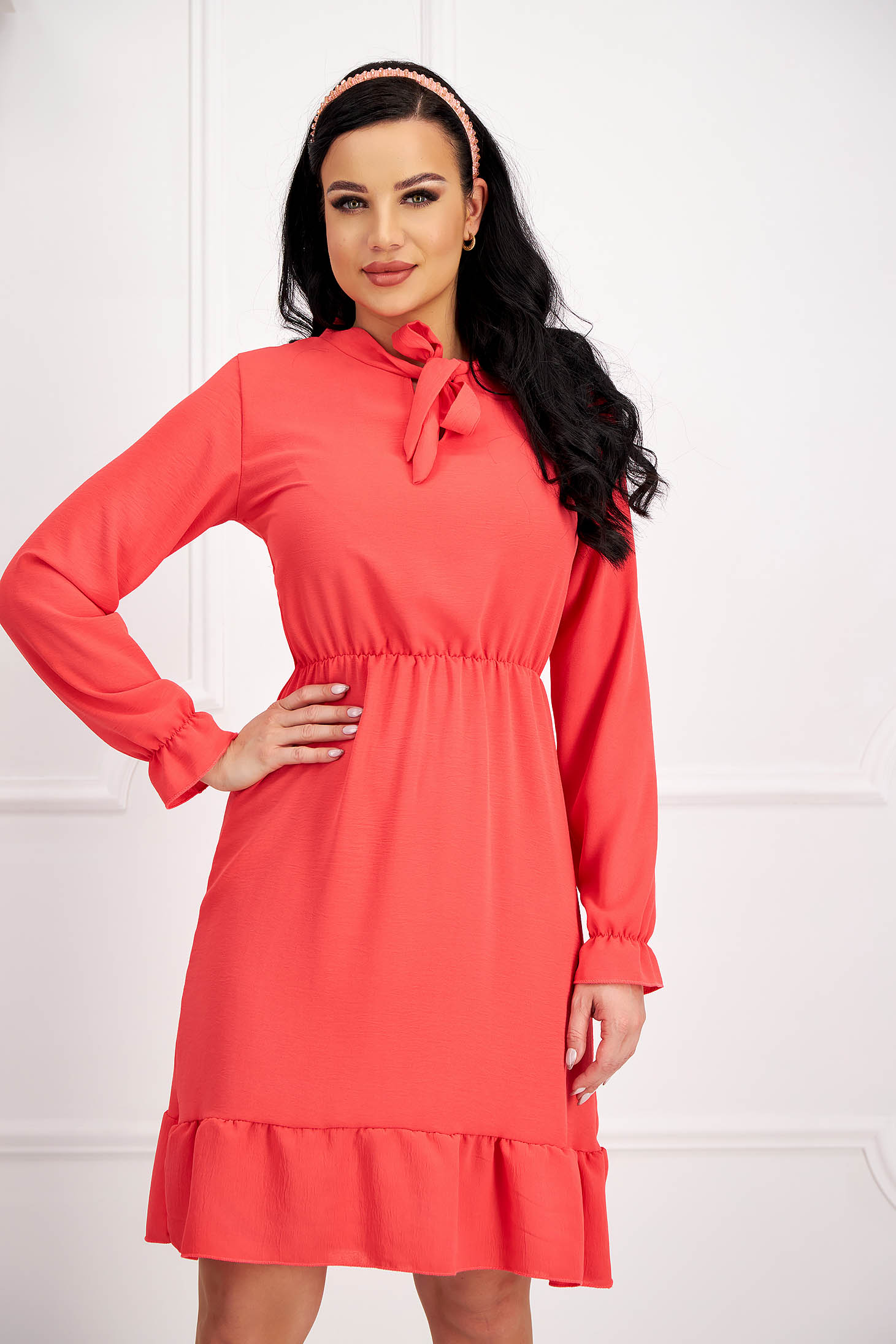 Haljina od koraljnog georgettea u kroju s elastičnim pojasom i ovratnikom u stilu marame - Lady Pandora 7 - StarShinerS.hr