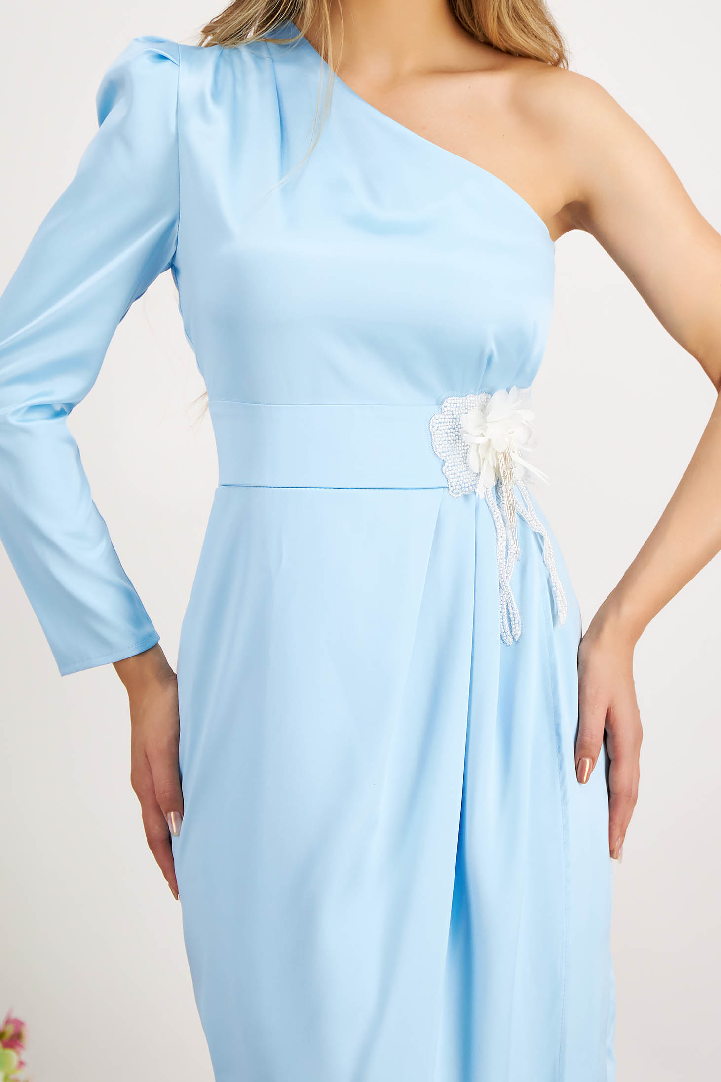 Rochie din satin albastru-deschis cu fusta petrecuta si aplicatii cu paiete in talie - Artista 5 - StarShinerS.ro