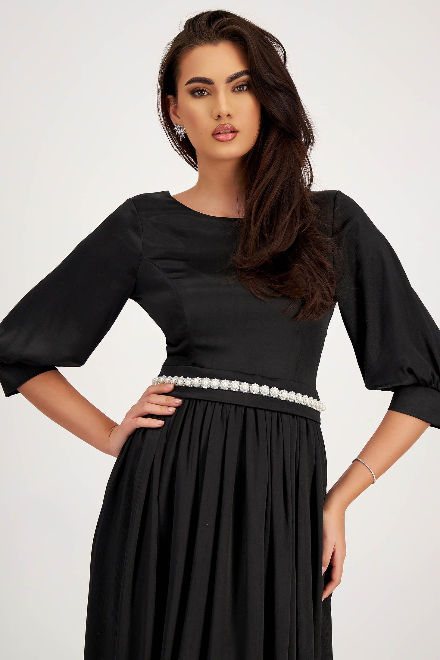 Fekete vékony szatén anyagú midi harang ruha öv tipusú kiegészitővel gyöngy díszítéssel - StarShinerS 2 - StarShinerS.hu