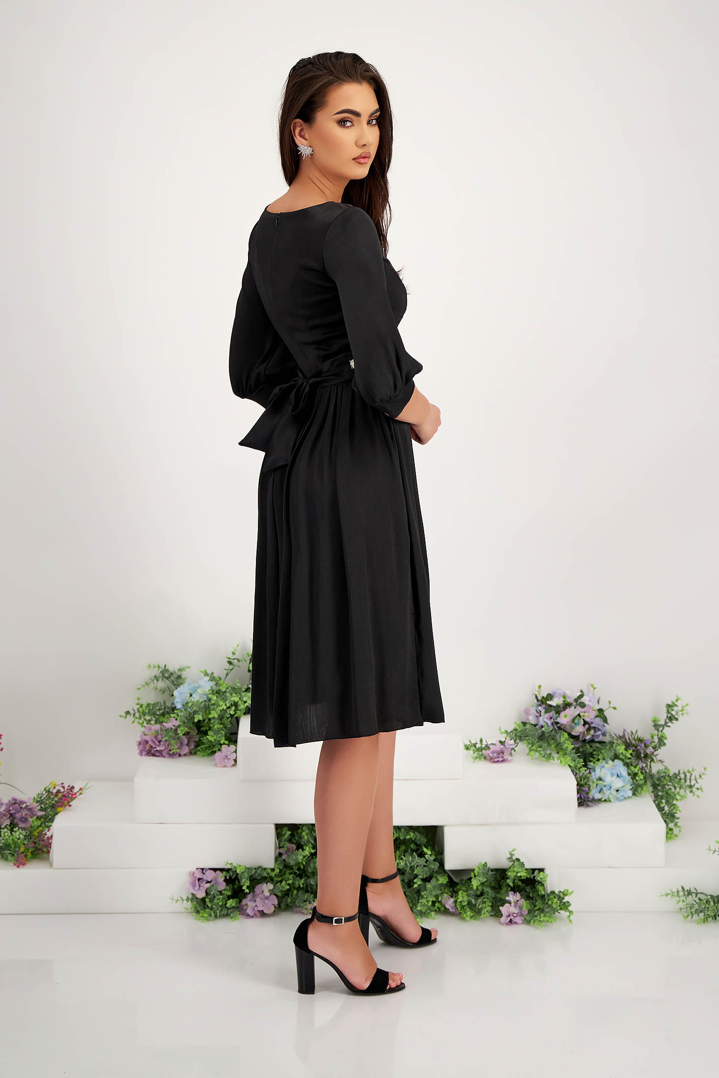 Fekete vékony szatén anyagú midi harang ruha öv tipusú kiegészitővel gyöngy díszítéssel - StarShinerS 4 - StarShinerS.hu