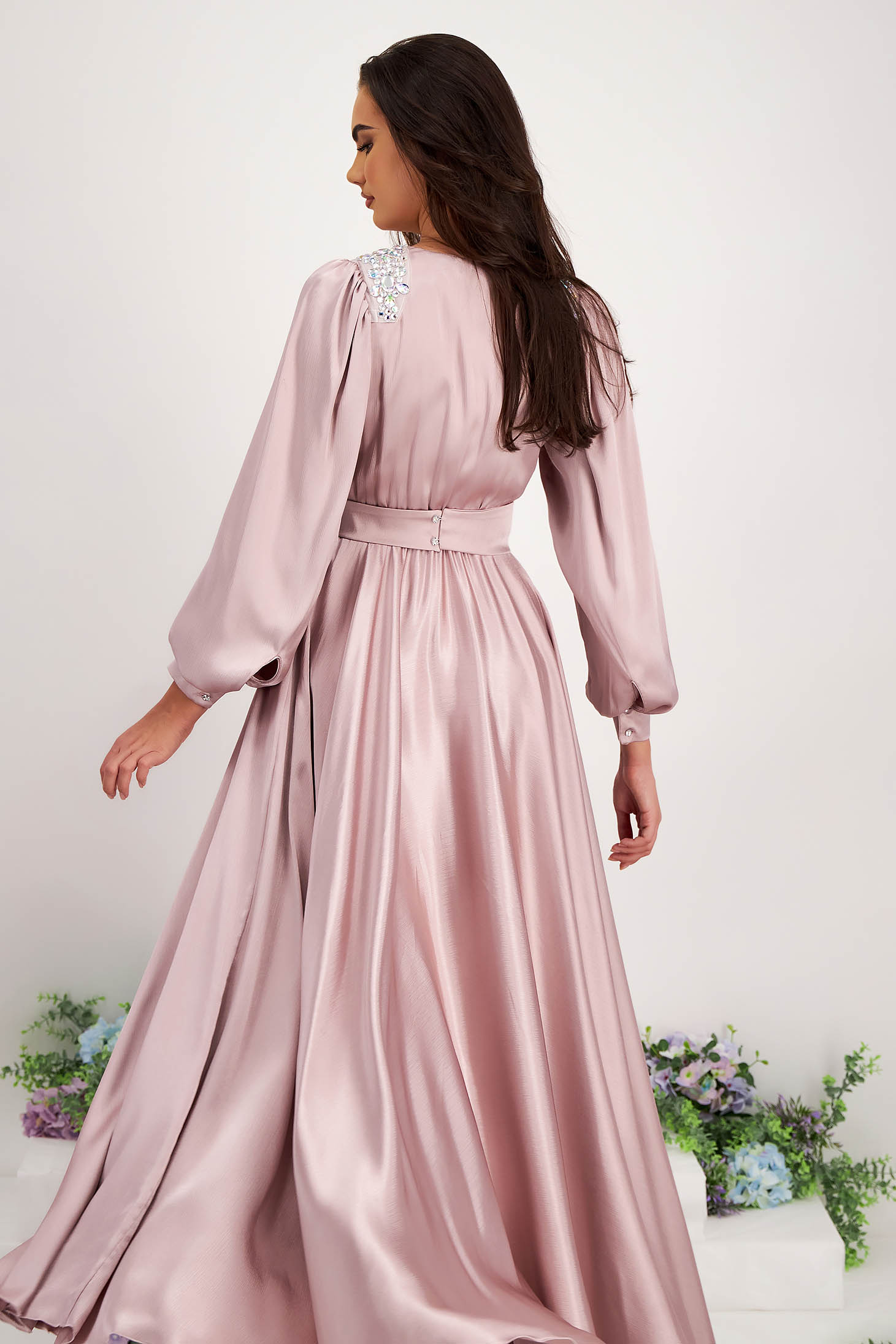 Púder rózsaszínű szaténból készült hosszú ruha átlapolt, strassz köves díszítéssel - StarShinerS 3 - StarShinerS.hu