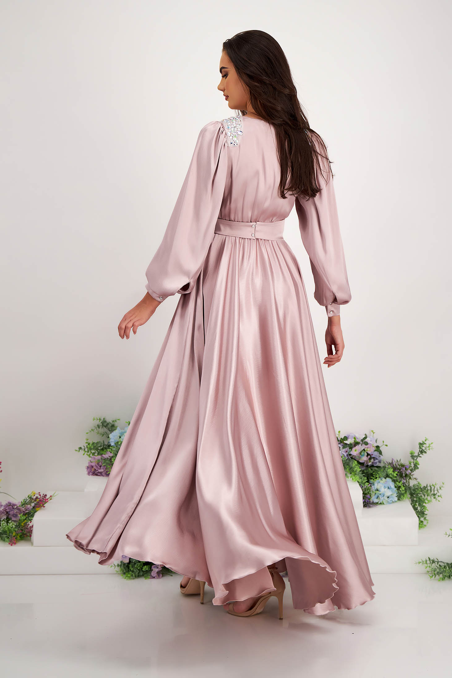 Púder rózsaszínű szaténból készült hosszú ruha átlapolt, strassz köves díszítéssel - StarShinerS 5 - StarShinerS.hu