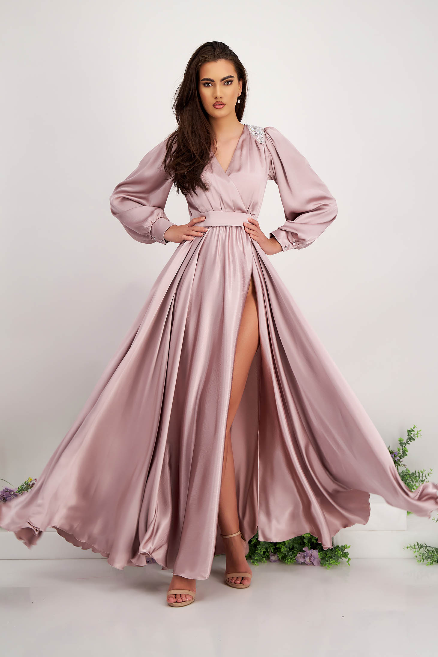 Rochie din satin roz prafuit lunga petrecuta cu pietre strass pe umeri - StarShinerS 7 - StarShinerS.ro