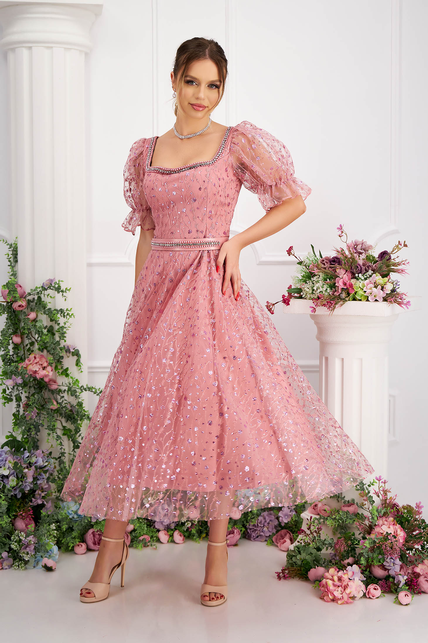 Rochie din tul cu detalii brodate si aplicatii cu sclipici roz midi in clos cu accesoriu tip curea 7 - StarShinerS.ro