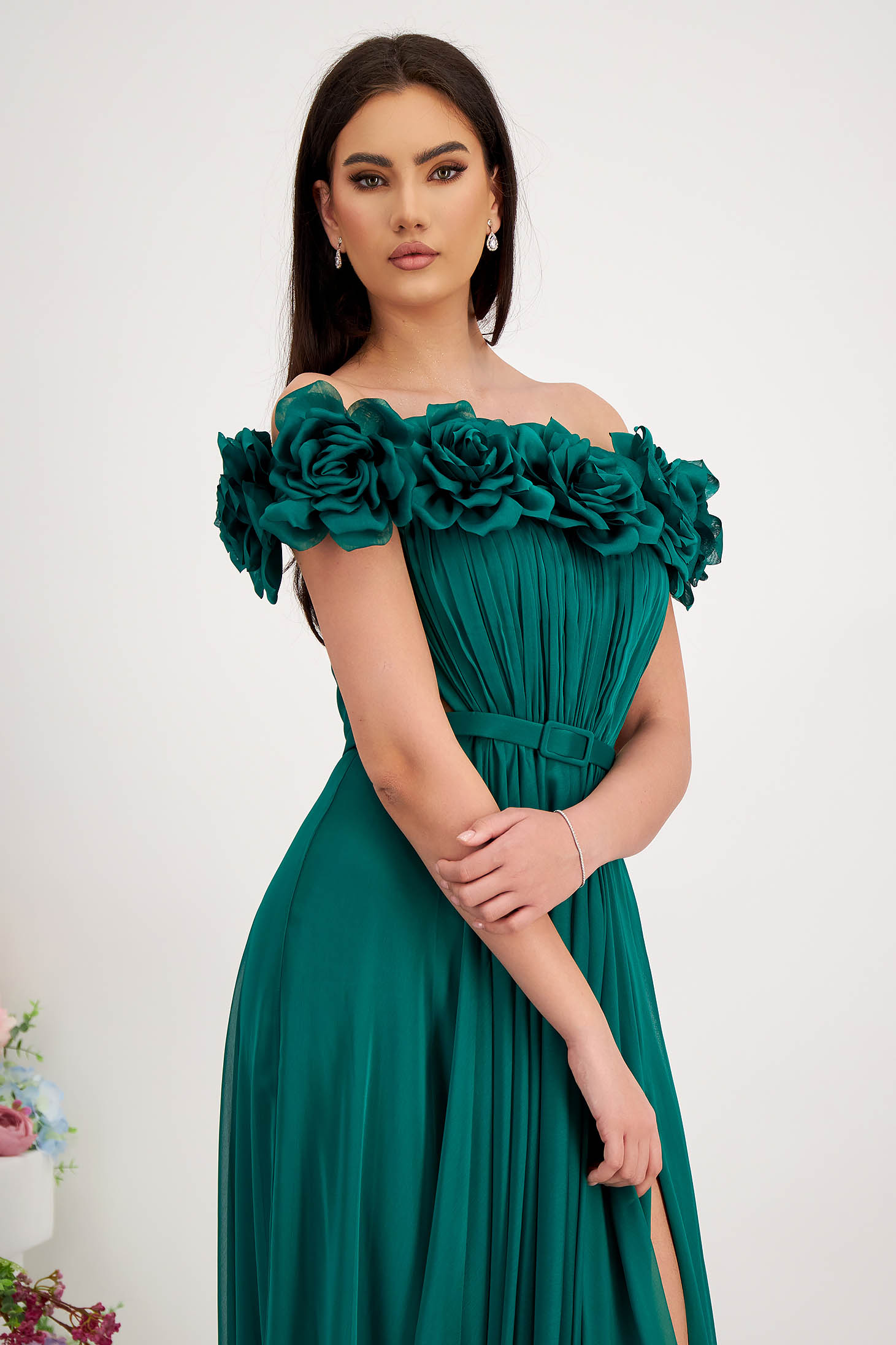 Rochie din voal verde lunga in clos cu flori 3D si umeri goi 2 - StarShinerS.ro
